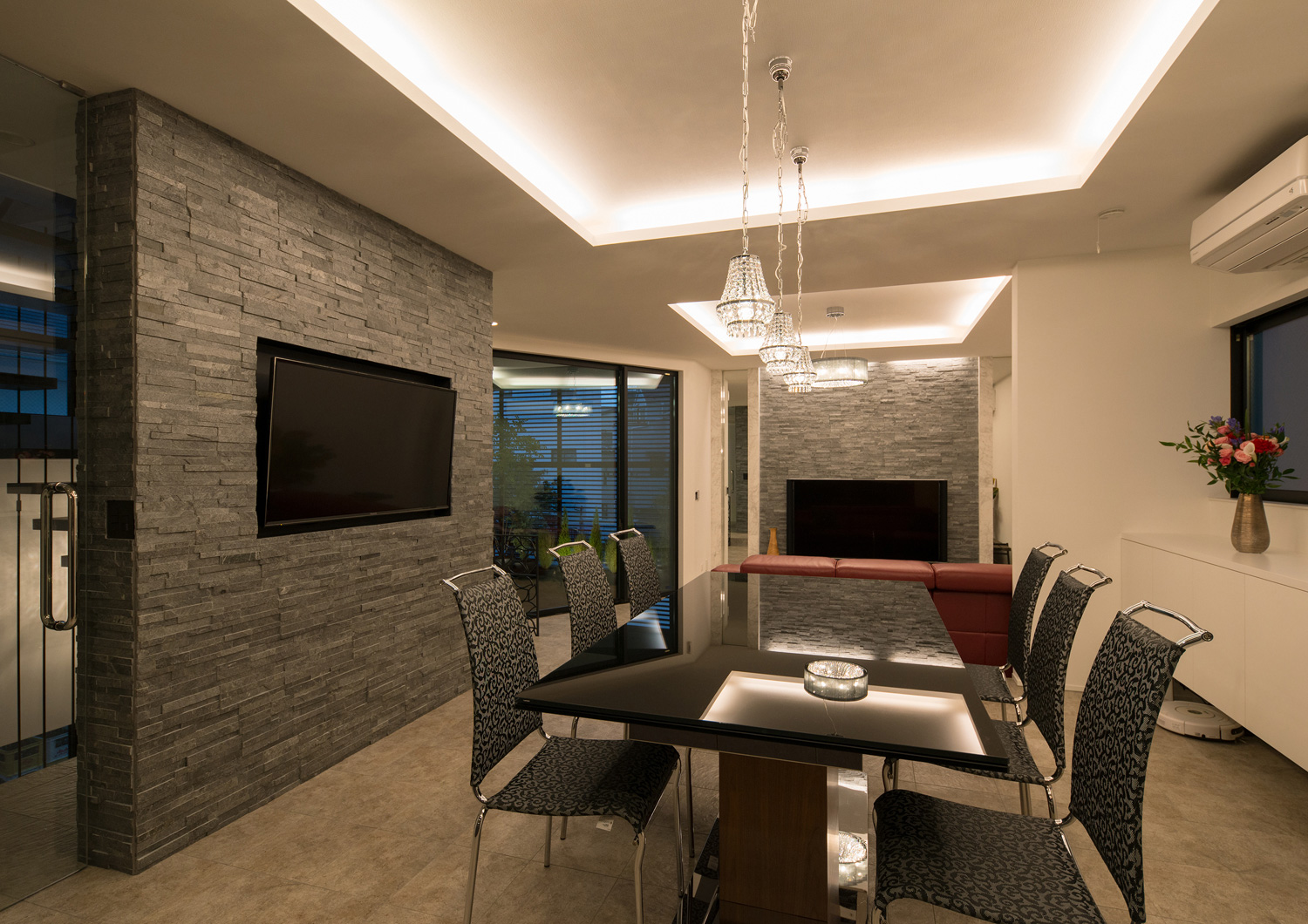 折り上げ天井に間接照明を取り付けた黒いダイニングテーブルがあるLDK・デザイン住宅 注文住宅・デザイン住宅建築実例_『CASE585 いしのいえ』_LDK