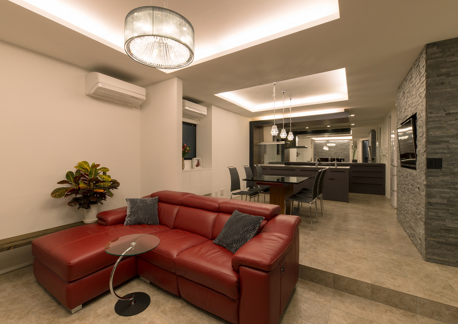 ダイニングから一段下がった赤いL字ソファーのあるリビング・デザイン住宅 注文住宅・デザイン住宅建築実例_『CASE585 いしのいえ』_LDK