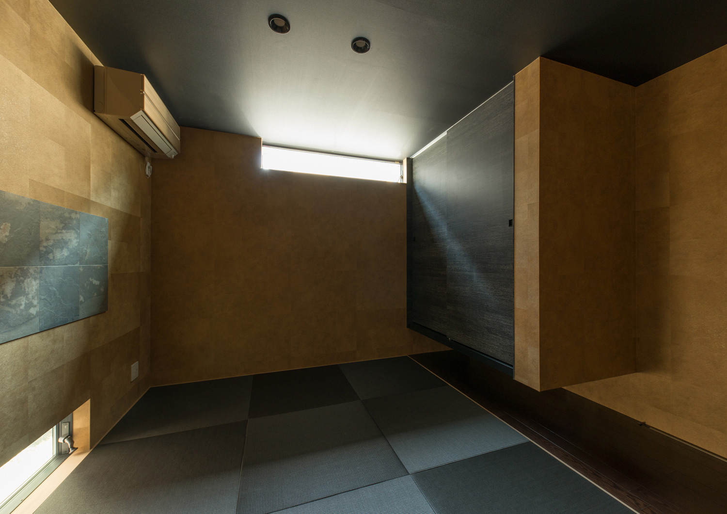 ハイサイドライトや地窓がある黒い琉球畳の和室・デザイン住宅 注文住宅・デザイン住宅建築実例_『CASE585 いしのいえ』_和室