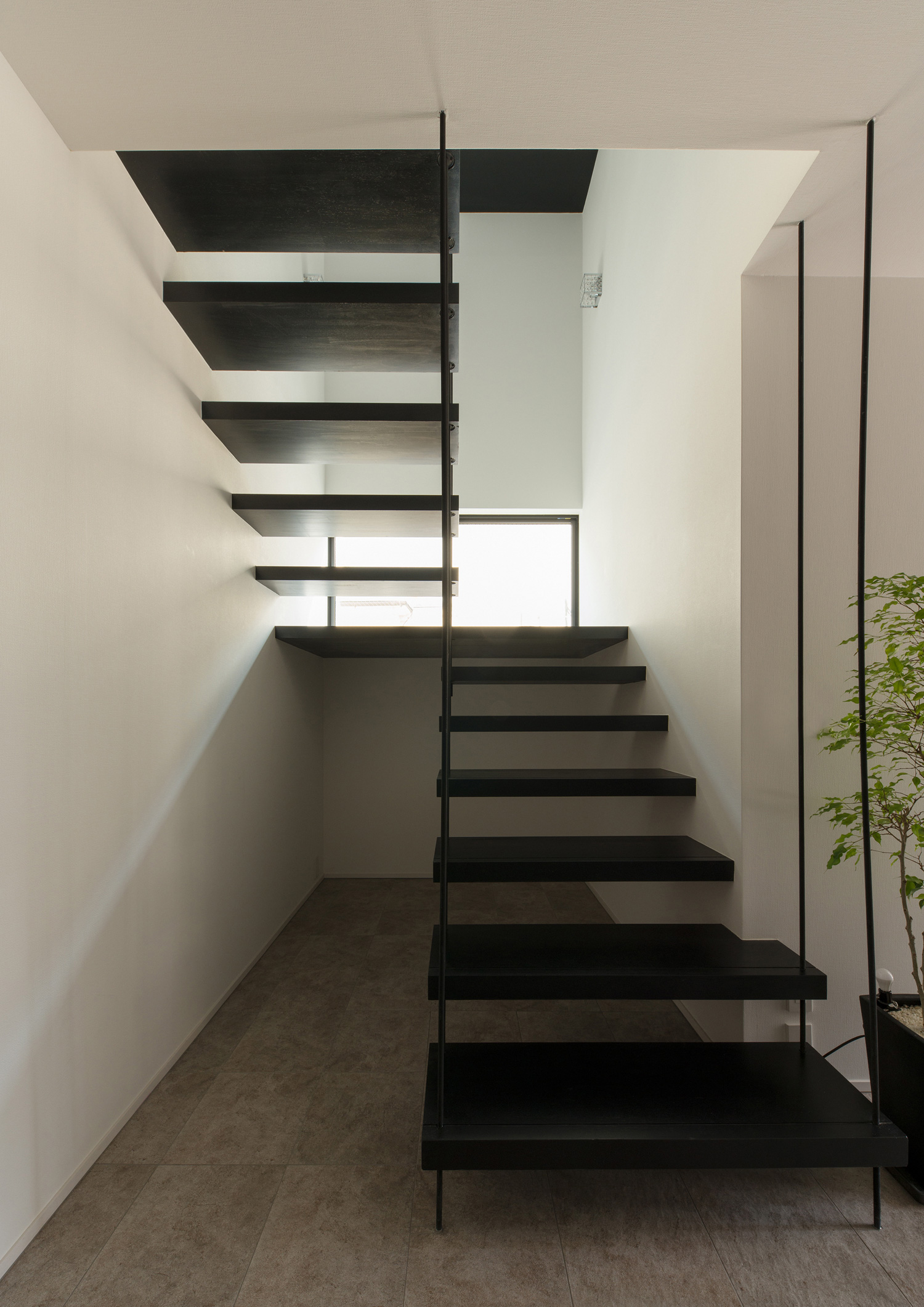 窓から光が入る黒いスケルトン階段・デザイン住宅 注文住宅・デザイン住宅建築実例_『CASE585 いしのいえ』_階段