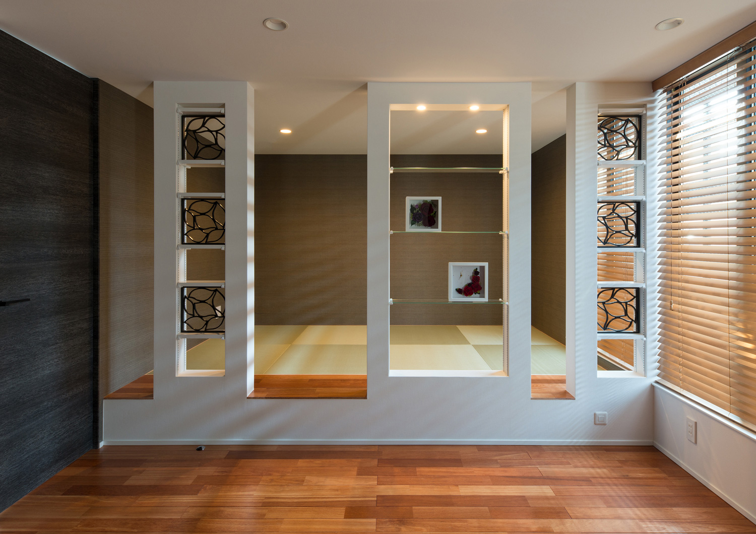 ガラスの飾り棚がある小上がりの和室スペース・デザイン住宅 注文住宅・デザイン住宅建築実例_『CASE585 いしのいえ』_寝室