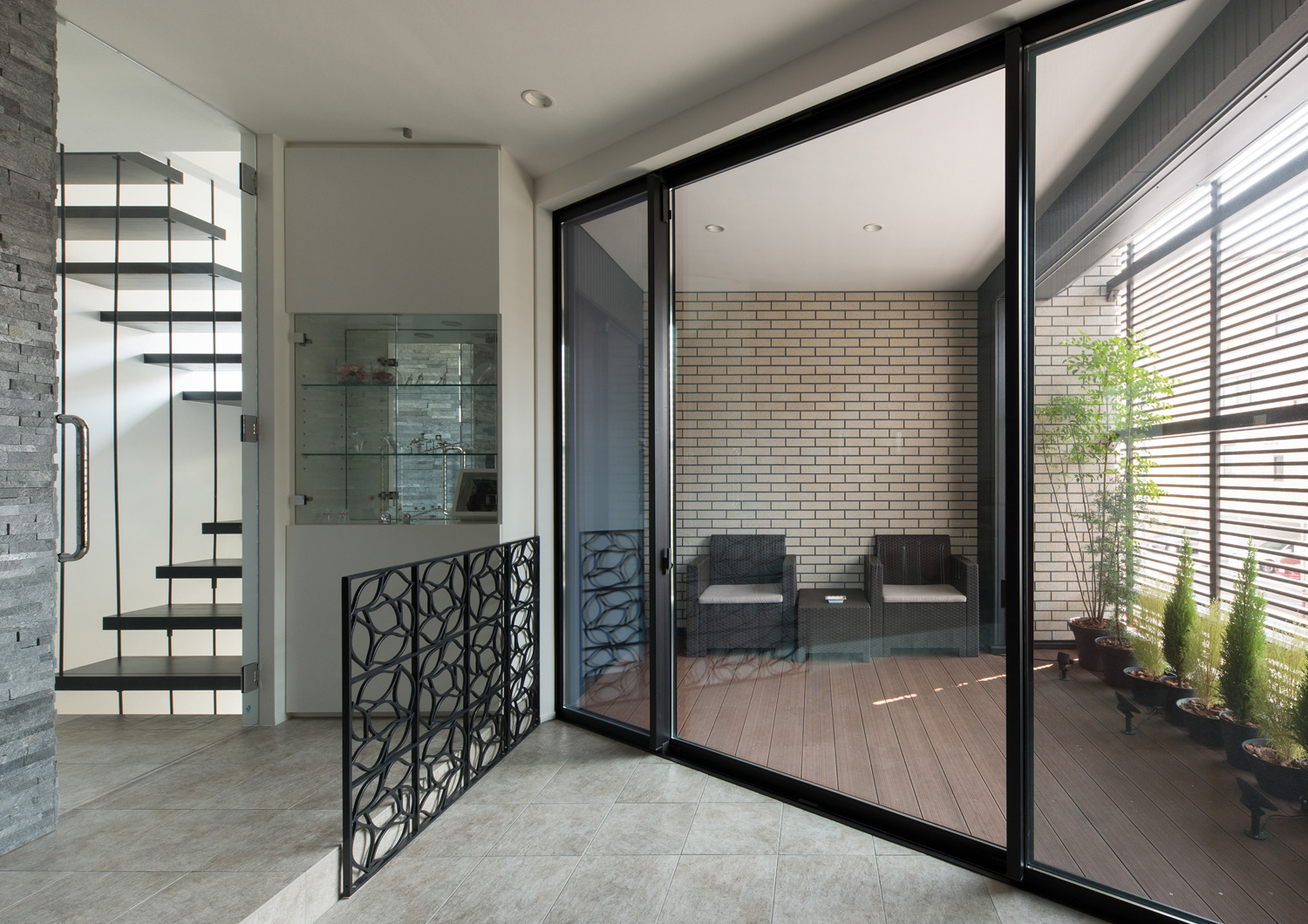 LDKに面した椅子が置かれたウッドデッキのバルコニー・デザイン住宅 注文住宅・デザイン住宅建築実例_『CASE585 いしのいえ』_テラス・バルコニー