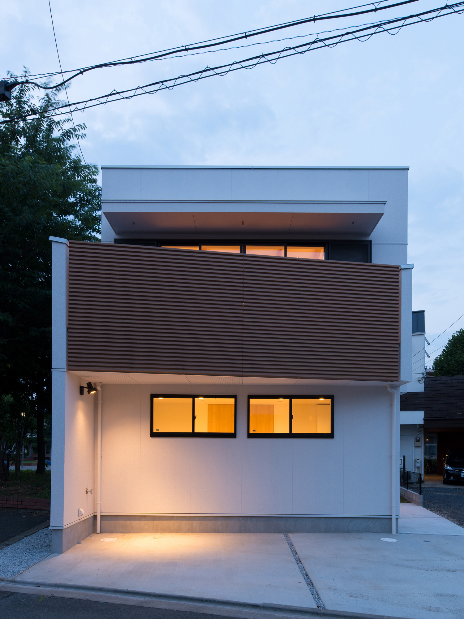 バルコニーの下に照明付きの駐車スペースを設けた家・デザイン住宅 注文住宅・デザイン住宅建築実例_『CASE586 サクラクリヒノキ』_外観