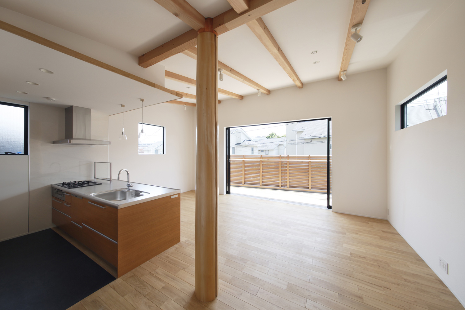 バルコニーに繋がる大きな窓がある木の柱や梁を見せたLDK・デザイン住宅 注文住宅・デザイン住宅建築実例_『CASE586 サクラクリヒノキ』_LDK