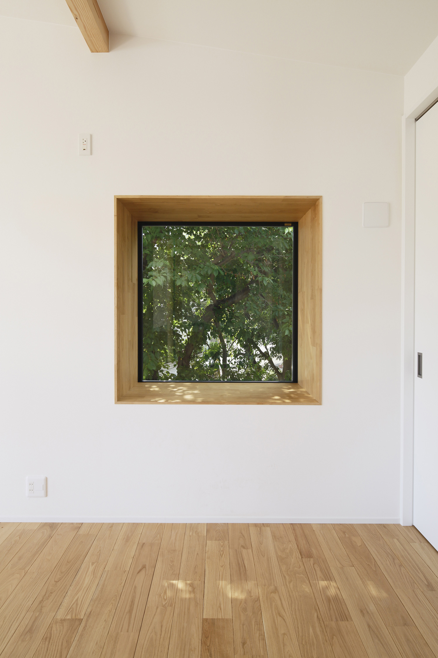 木目の窓枠の正方形の出窓があるLDK・デザイン住宅 注文住宅・デザイン住宅建築実例_『CASE586 サクラクリヒノキ』_LDK