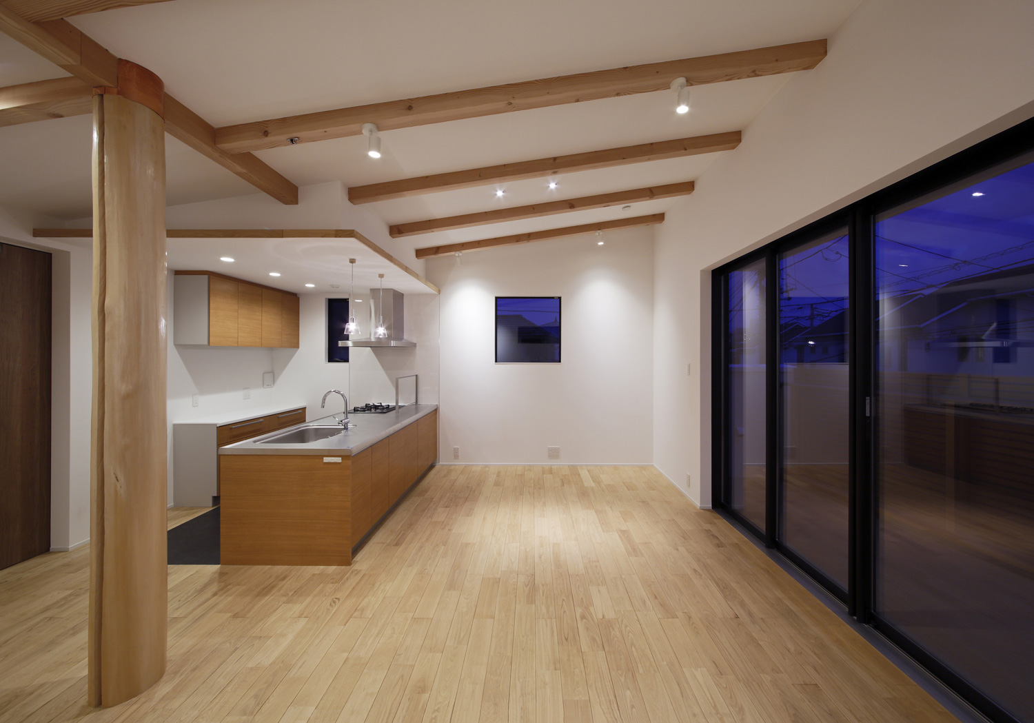 スポットライトやダウンライトが天井に取り付けられた梁見せ天井のLDK・デザイン住宅 注文住宅・デザイン住宅建築実例_『CASE586 サクラクリヒノキ』_LDK