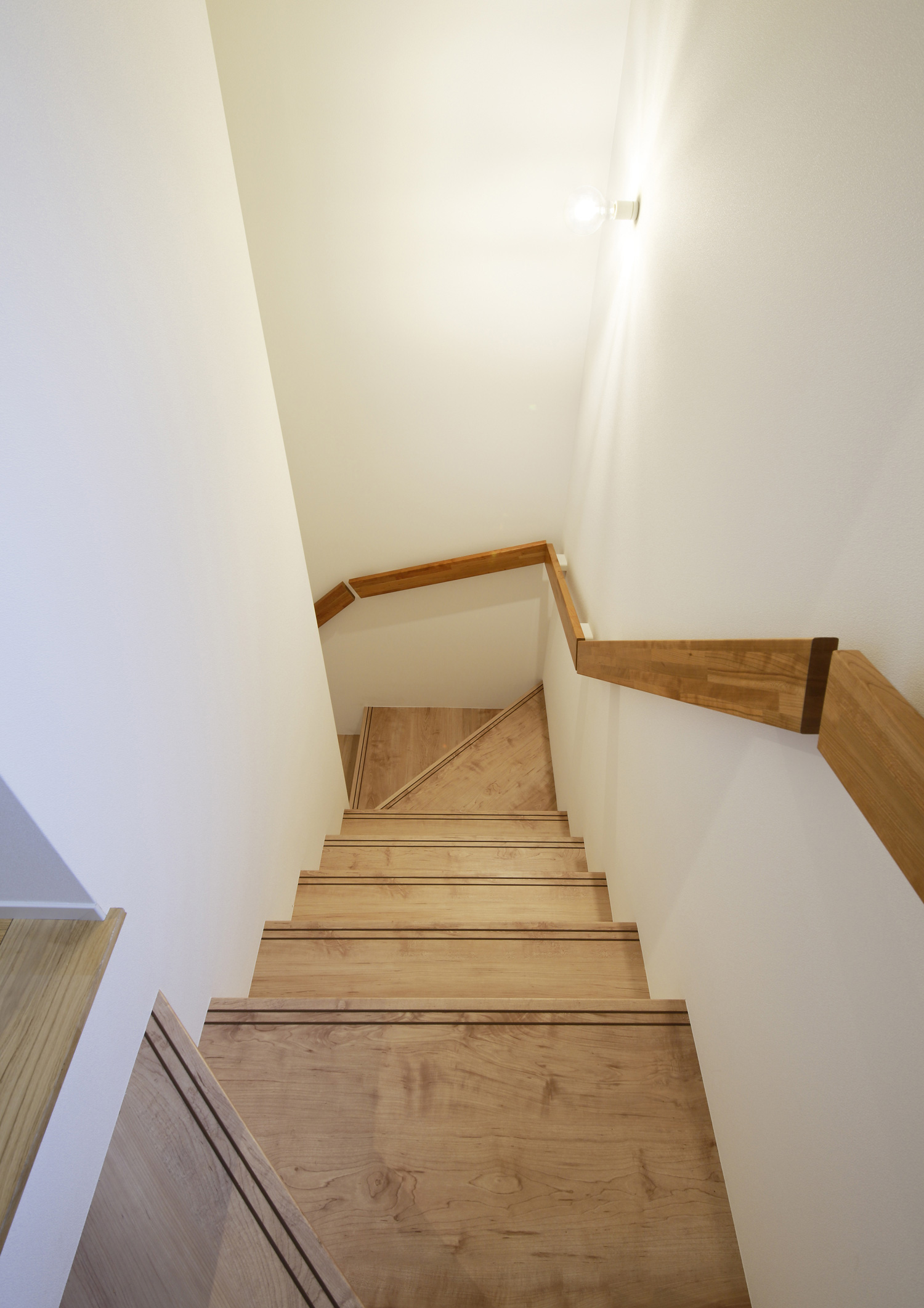 木の手すりが取り付けられた木製の箱型階段・デザイン住宅 注文住宅・デザイン住宅建築実例_『CASE586 サクラクリヒノキ』_階段