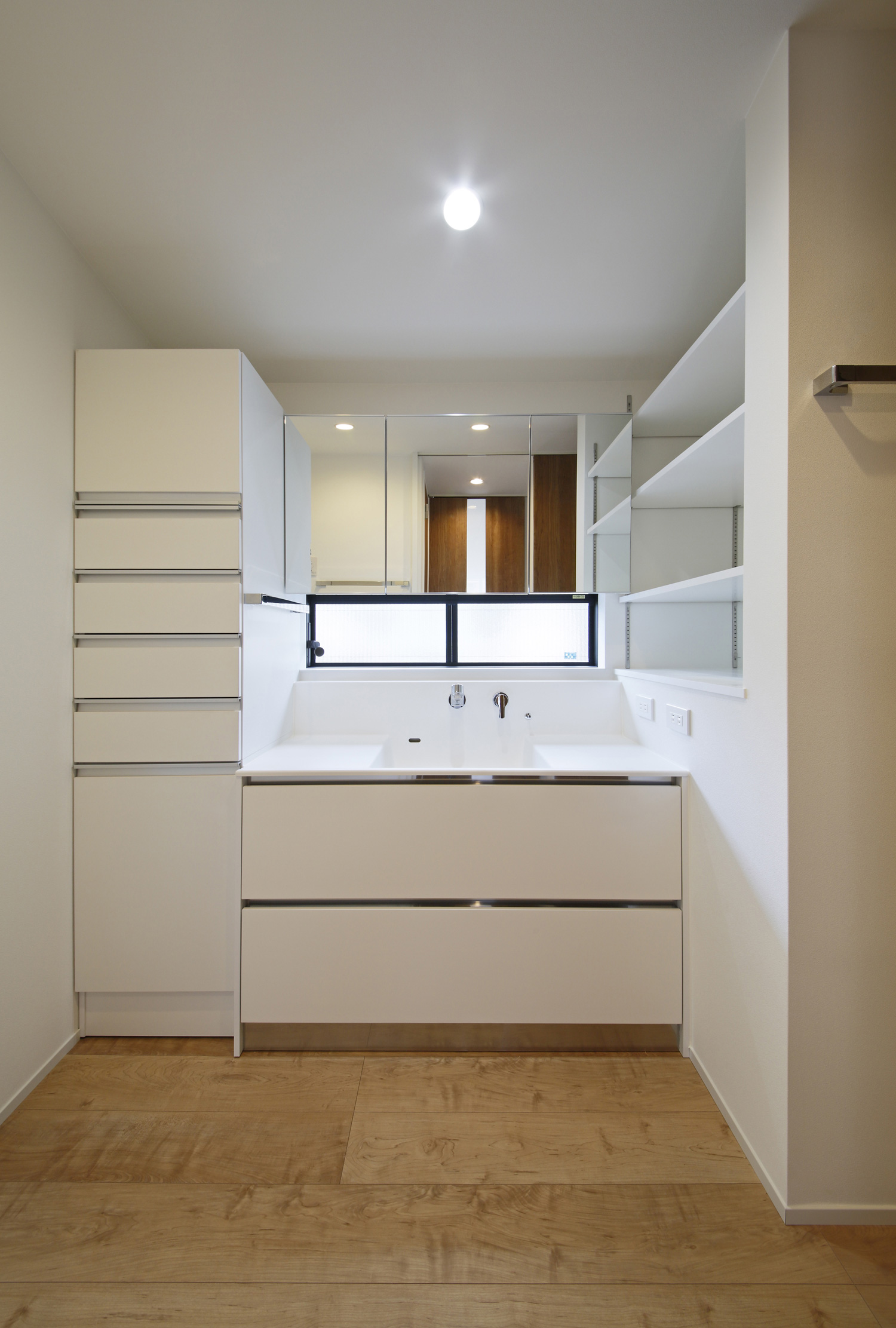 手元にスリット窓を設けた豊富な収納がある洗面所・デザイン住宅 注文住宅・デザイン住宅建築実例_『CASE586 サクラクリヒノキ』_浴室・洗面所