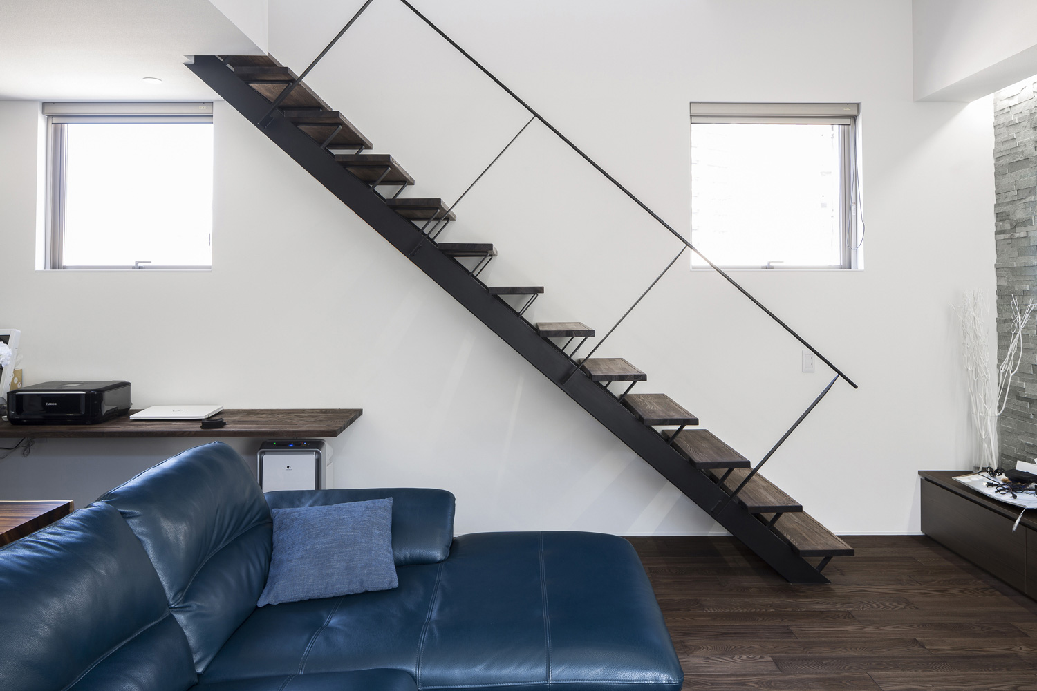 リビングイン階段のある、白い壁に正方形の窓があるLDK・デザイン住宅 注文住宅・デザイン住宅建築実例_『CASE587 Nero』_LDK