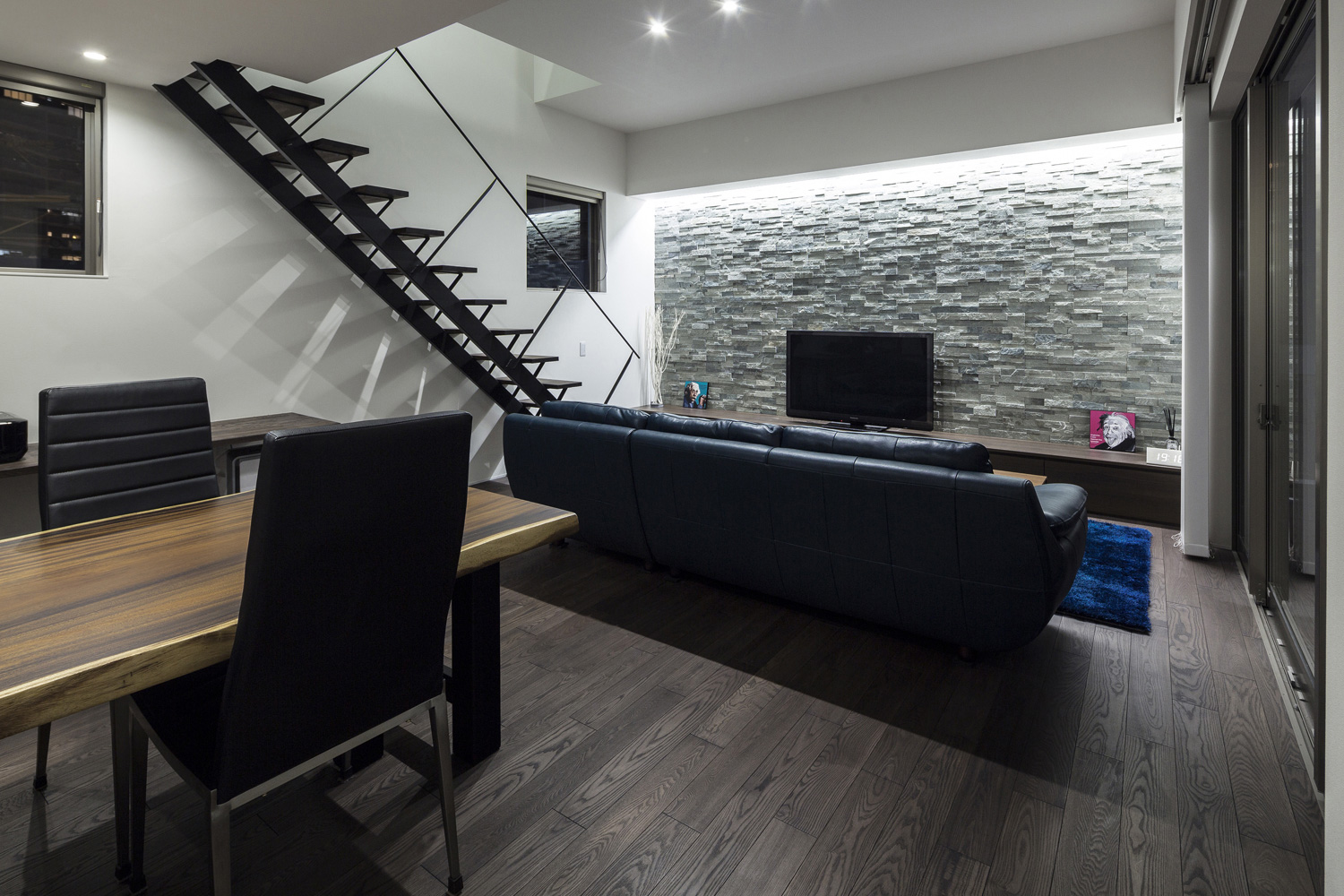 壁際に間接照明を取り付けたリビングイン階段のあるLDK・デザイン住宅 注文住宅・デザイン住宅建築実例_『CASE587 Nero』_LDK