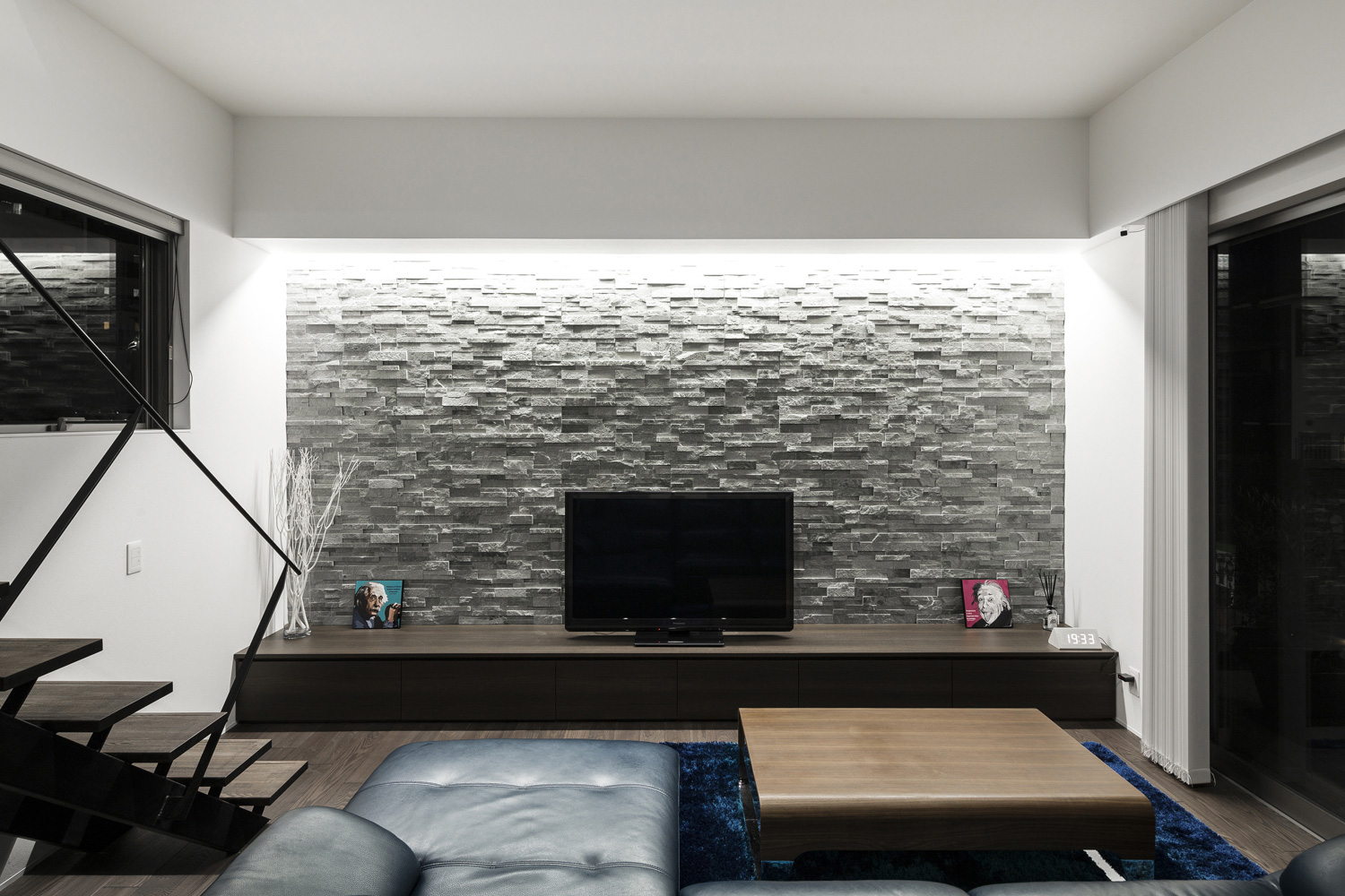 石のアクセントウォールに間接照明を取り付けたLDK・デザイン住宅 注文住宅・デザイン住宅建築実例_『CASE587 Nero』_LDK