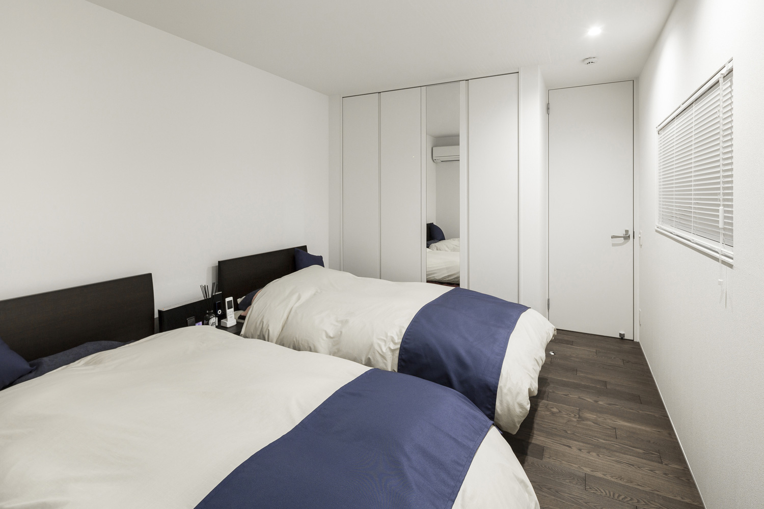 ベッドが二つならんだ白い壁でフローリングの寝室・デザイン住宅 注文住宅・デザイン住宅建築実例_『CASE587 Nero』_寝室