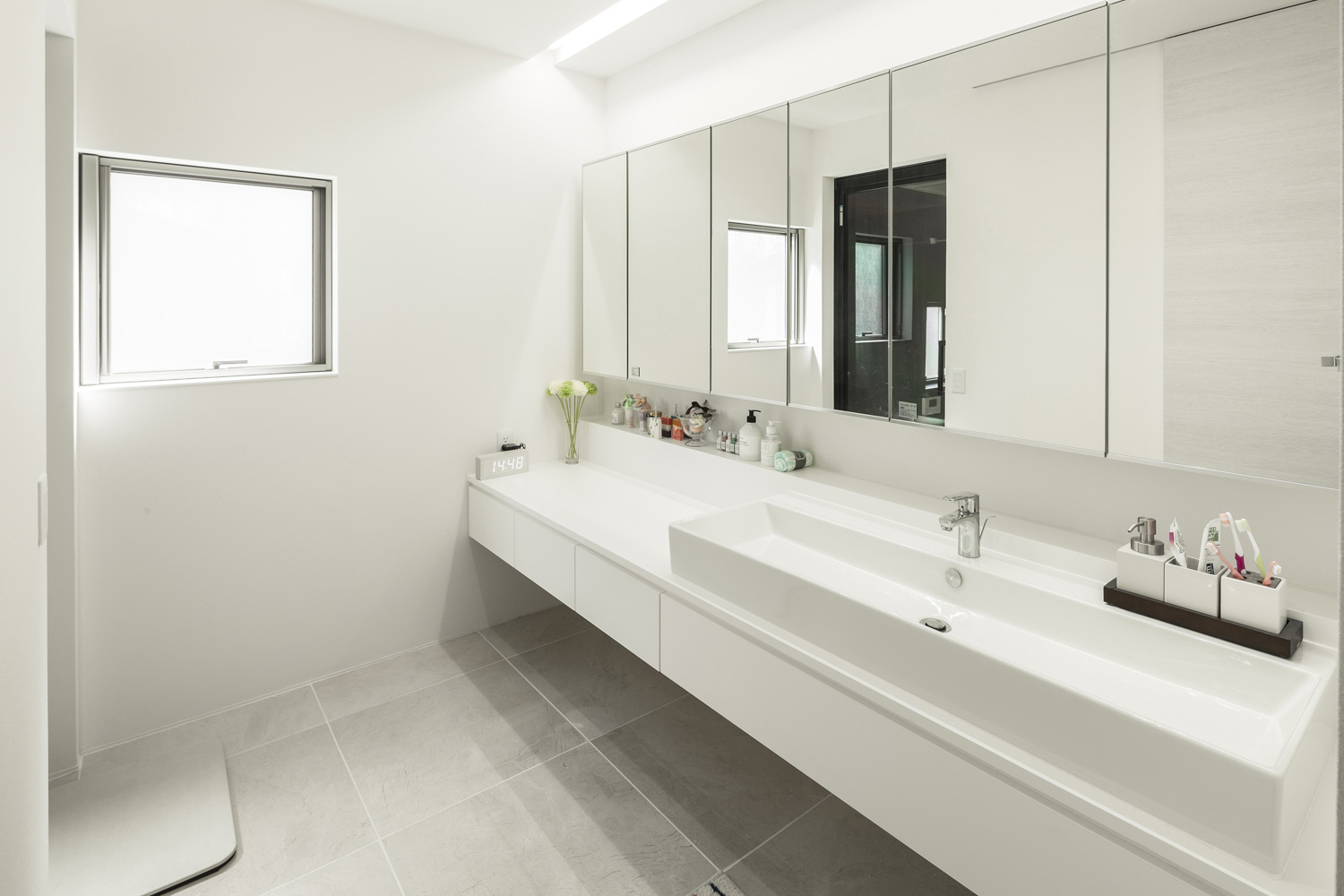 洗面台横の作業スペースやミラーキャビネットがある白を基調とした洗面所・デザイン住宅 注文住宅・デザイン住宅建築実例_『CASE587 Nero』_浴室・洗面所