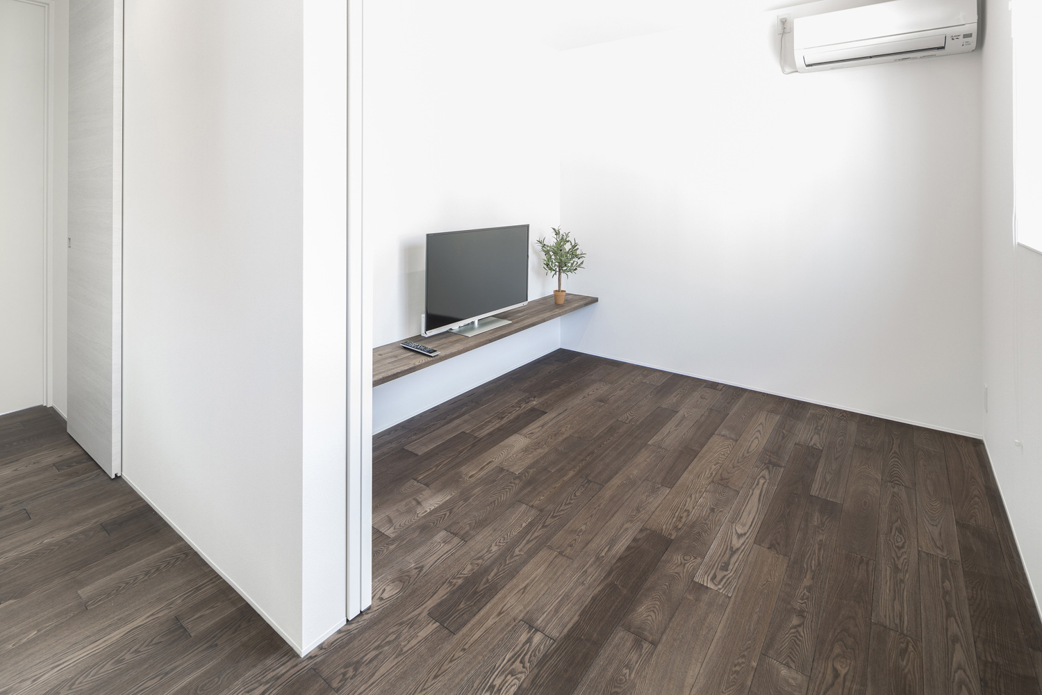 壁付け棚にテレビが置かれたフローリングの空間・デザイン住宅 注文住宅・デザイン住宅建築実例_『CASE587 Nero』_フリースペース