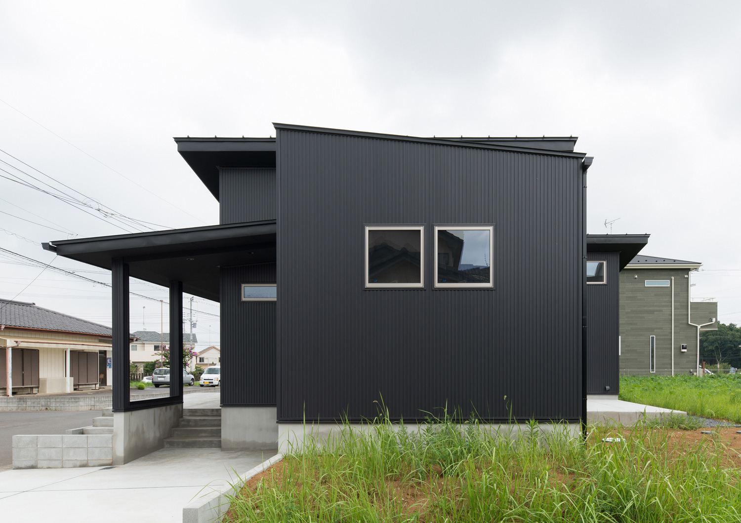 正方形の窓が二つ並んだ黒い外壁の平屋住宅・デザイン住宅 注文住宅・デザイン住宅建築実例_『CASE588 涅の櫂』_外観