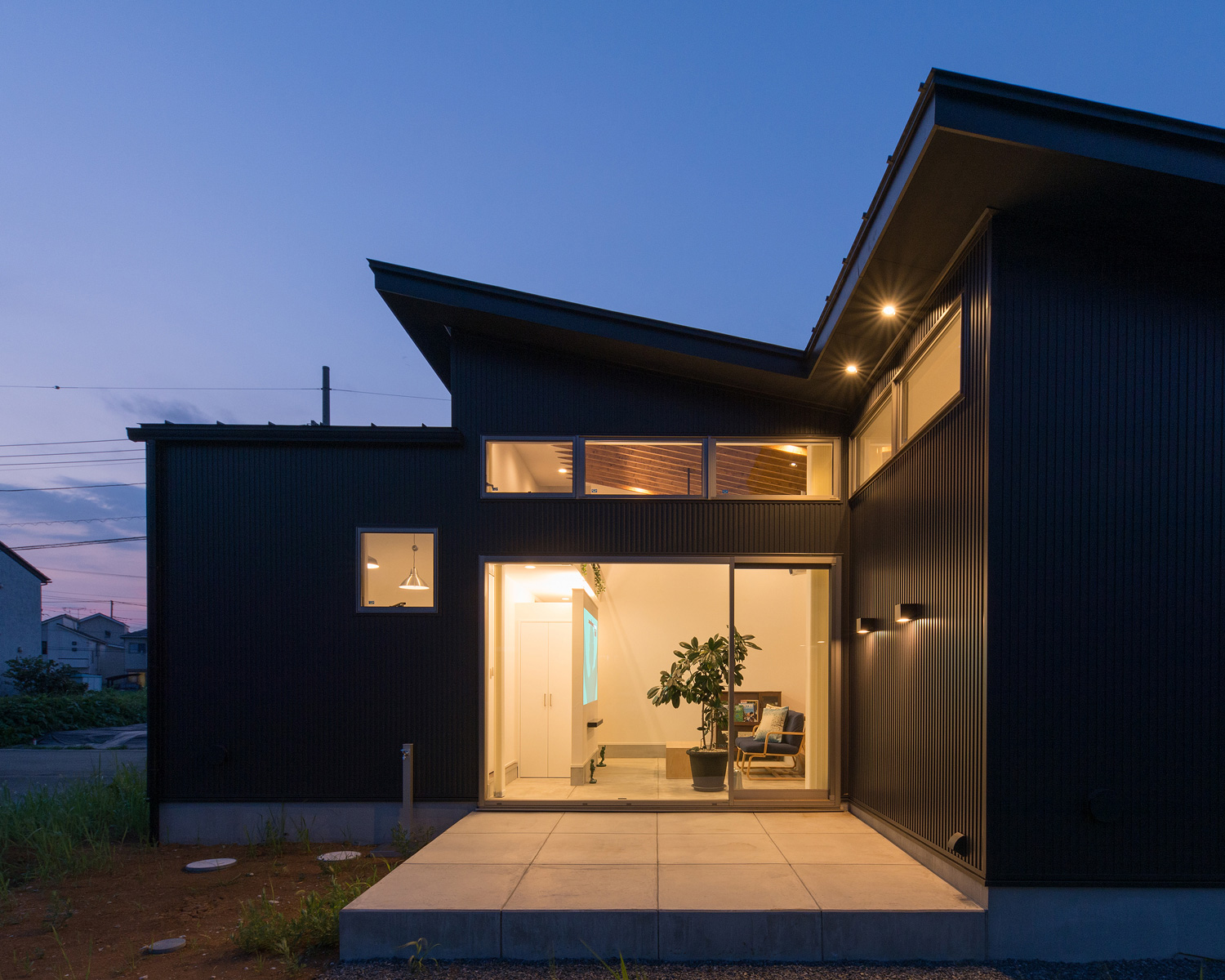 テラスに面した大開口窓がある黒い外壁の平屋住宅・デザイン住宅 注文住宅・デザイン住宅建築実例_『CASE588 涅の櫂』_外観