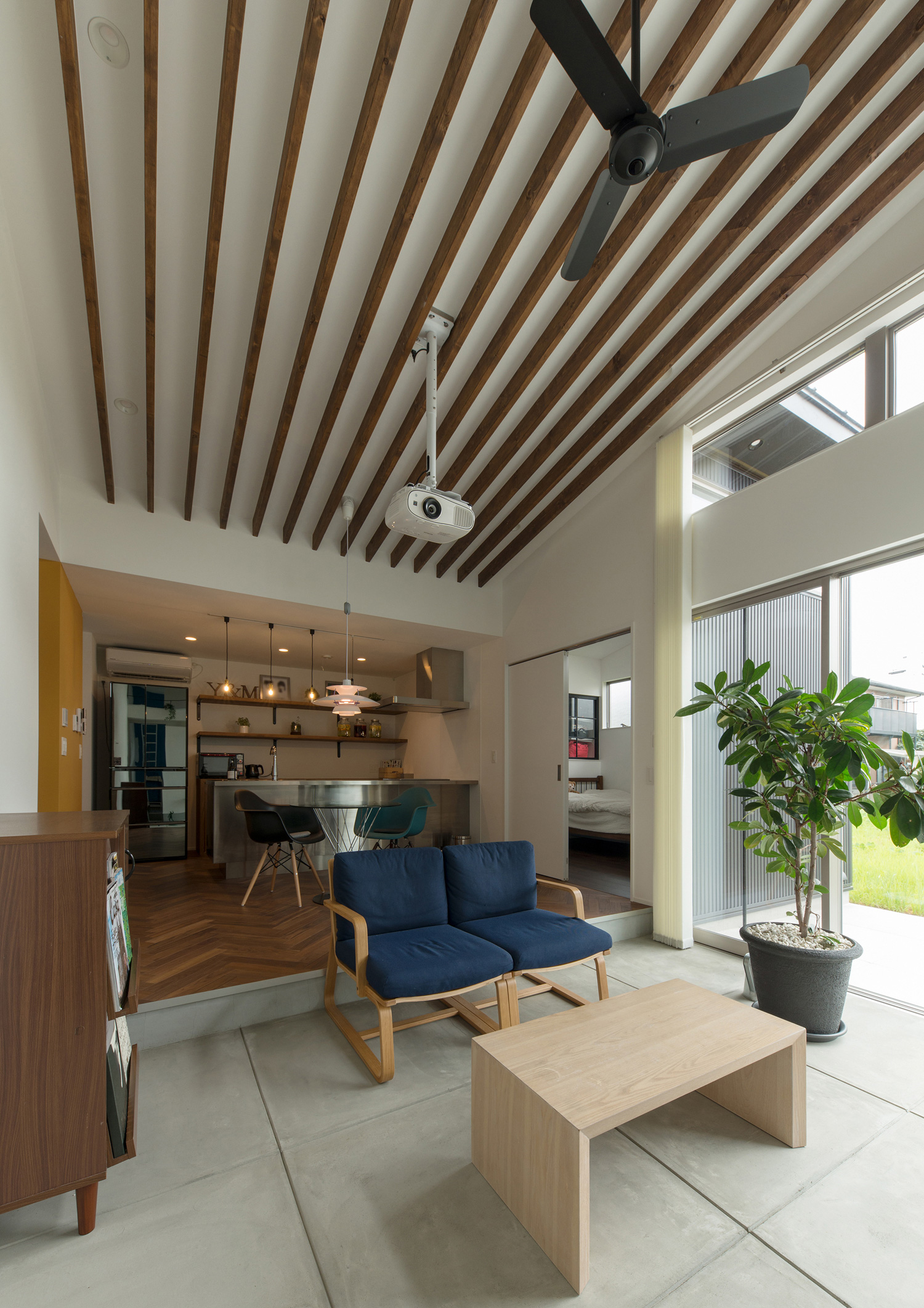 土間のリビングで梁見せ天井のLDK・デザイン住宅 注文住宅・デザイン住宅建築実例_『CASE588 涅の櫂』_LDK