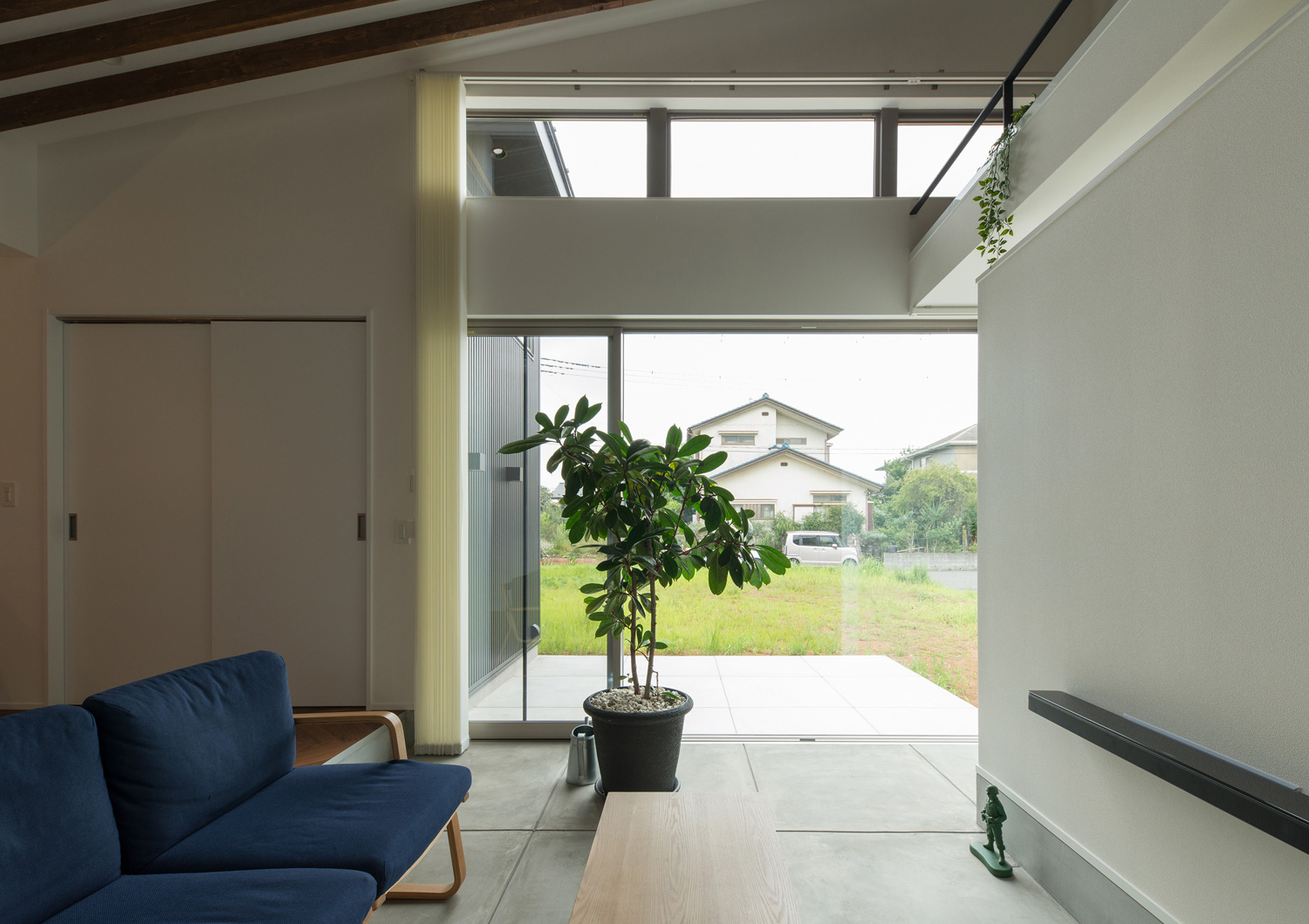 テラスとフラットに繋がる土間のリビング・デザイン住宅 注文住宅・デザイン住宅建築実例_『CASE588 涅の櫂』_LDK