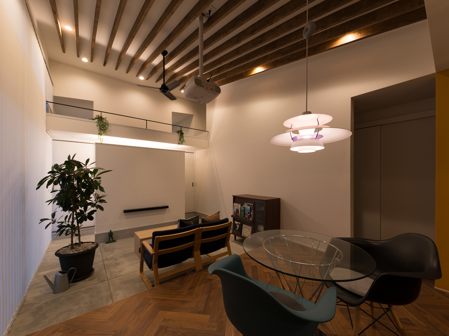 ガラスのダイニングテーブルがペンダントライトで照らされたLDK・デザイン住宅 注文住宅・デザイン住宅建築実例_『CASE588 涅の櫂』_LDK