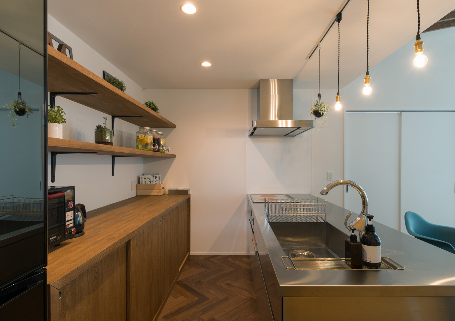 木材のカップボードがあるステンレスのペニンシュラキッチン・デザイン住宅 注文住宅・デザイン住宅建築実例_『CASE588 涅の櫂』_キッチン