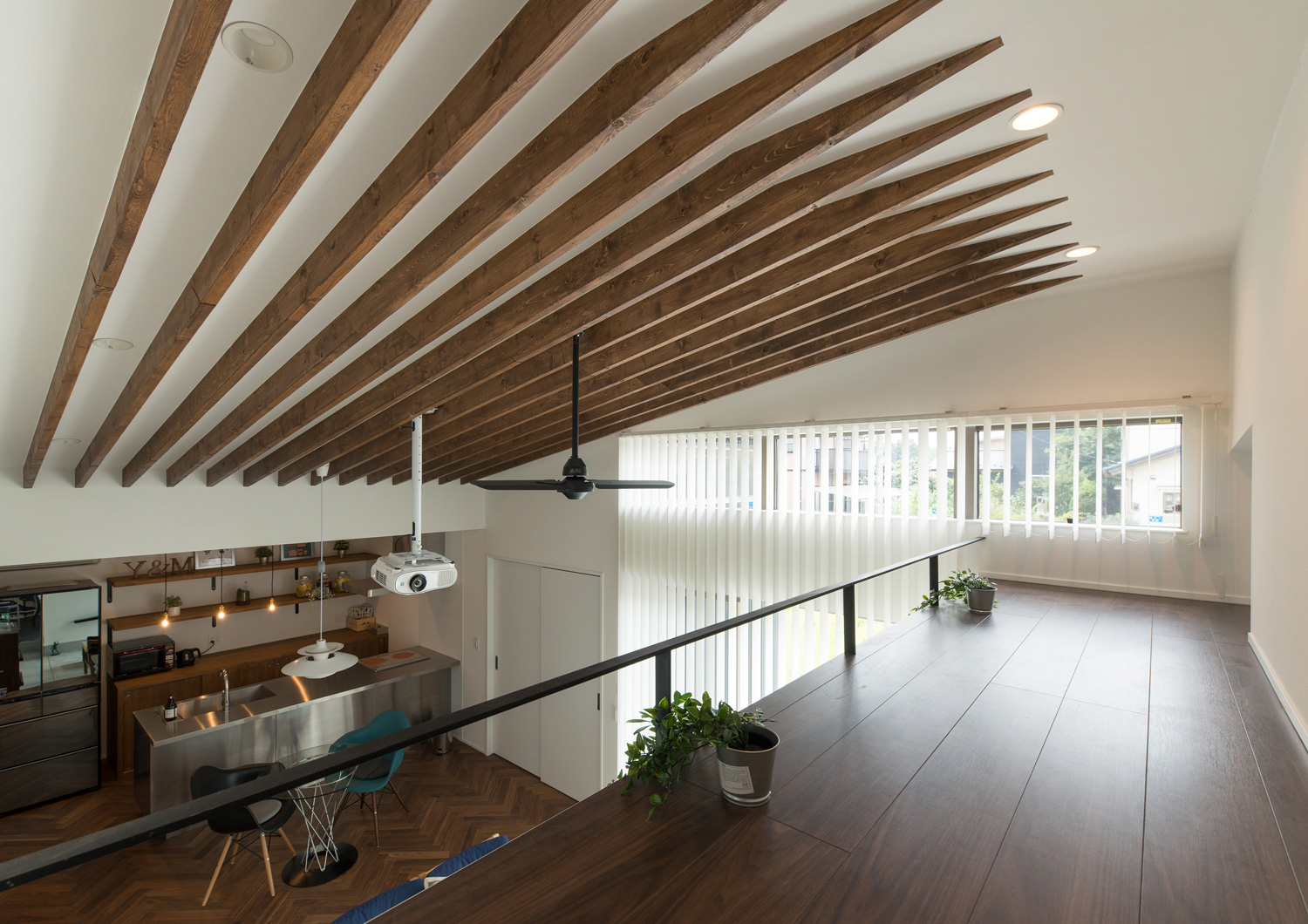 フローリングのロフトがある梁見せ天井のLDK・デザイン住宅 注文住宅・デザイン住宅建築実例_『CASE588 涅の櫂』_ロフト