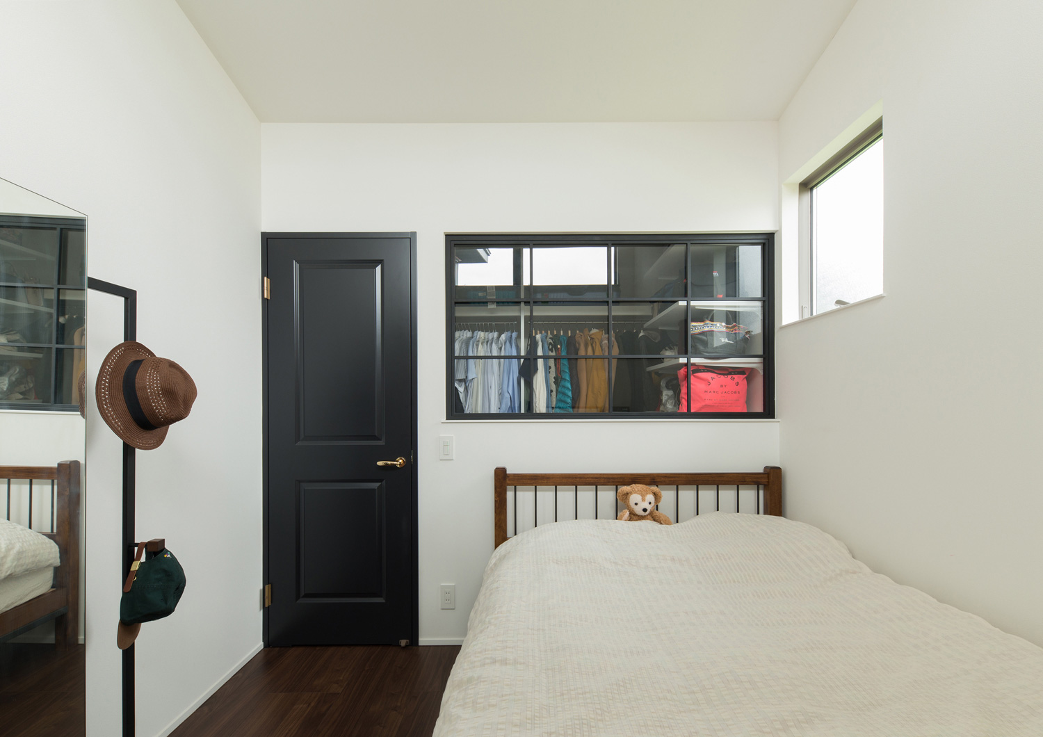 扉と室内窓を取り付けたウォークインクローゼットがある寝室・デザイン住宅 注文住宅・デザイン住宅建築実例_『CASE588 涅の櫂』_寝室