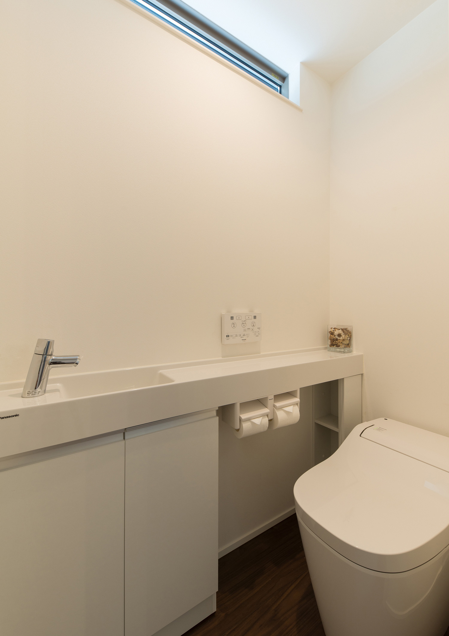 ハイサイドライトと手洗いカウンターがあるトイレ・デザイン住宅 注文住宅・デザイン住宅建築実例_『CASE588 涅の櫂』_トイレ