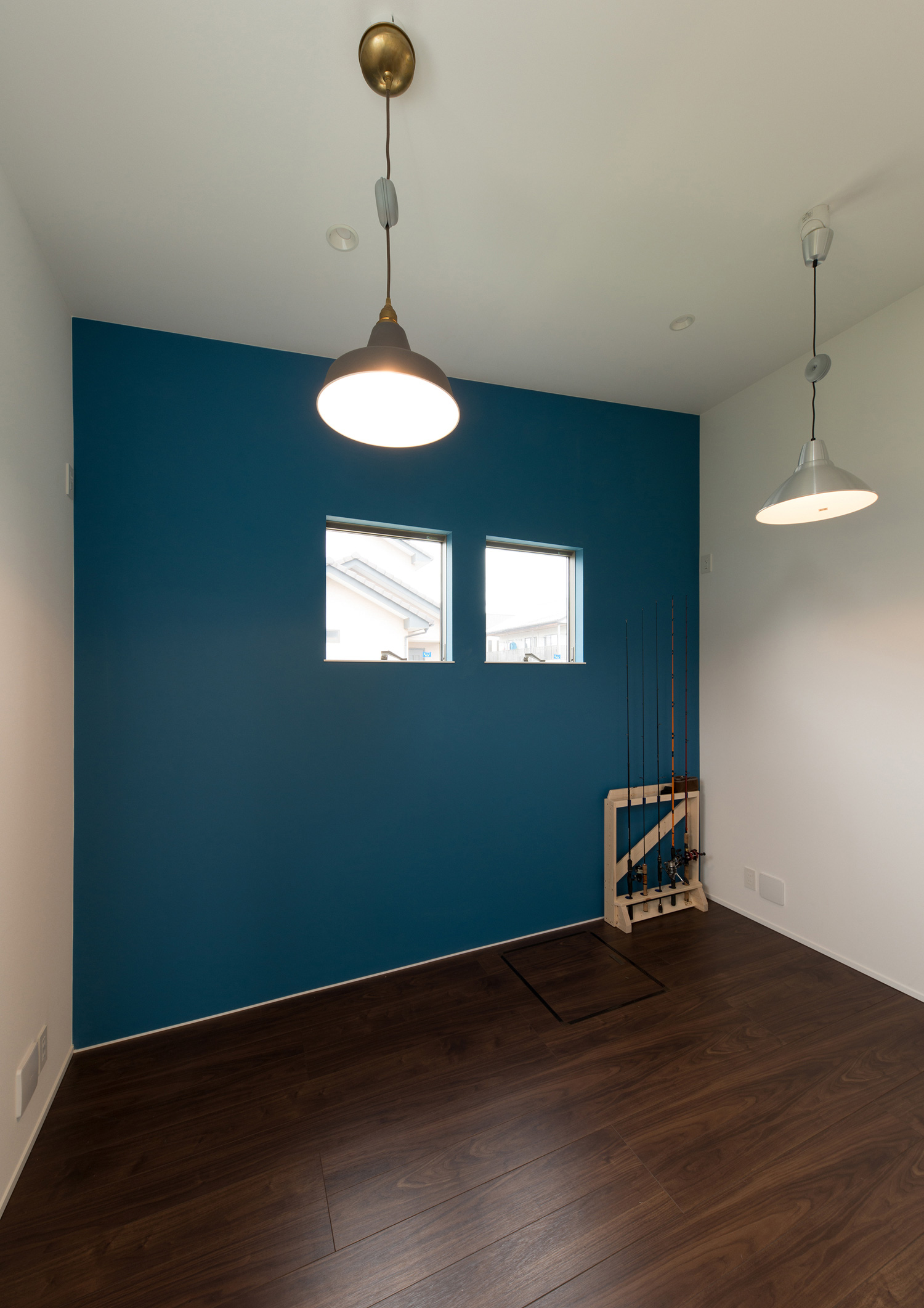 青いアクセントクロスに正方形の窓が二つある個室・デザイン住宅 注文住宅・デザイン住宅建築実例_『CASE588 涅の櫂』_フリースペース