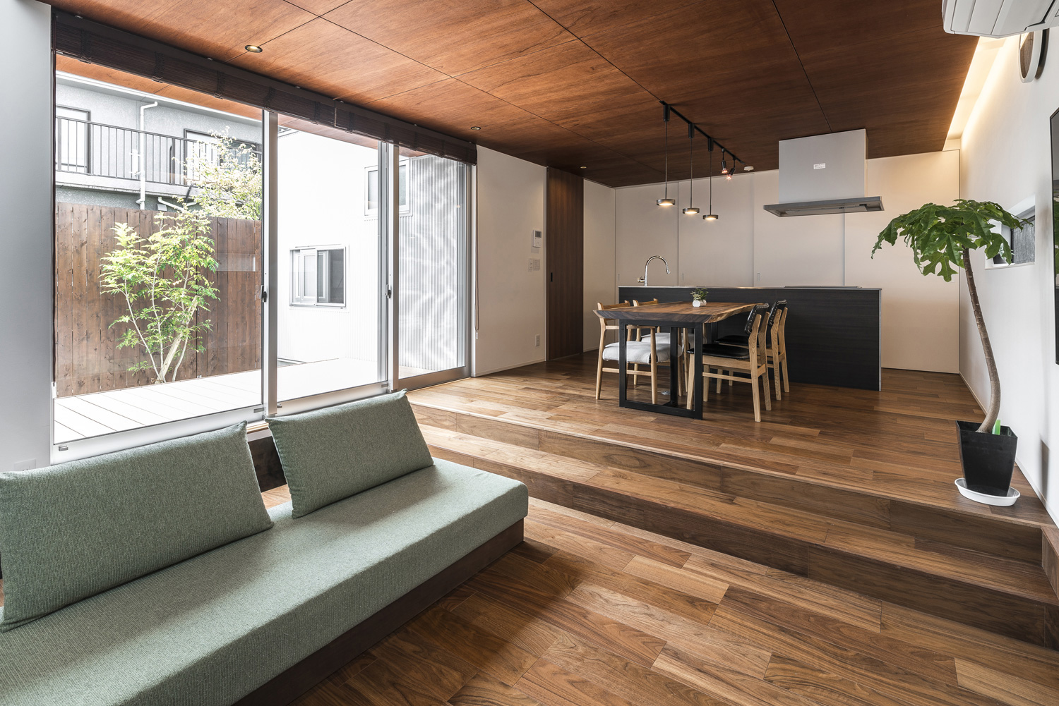 中庭に面した木目の天井のLDK・デザイン住宅 注文住宅・デザイン住宅建築実例_『CASE589 pinwheel』_LDK