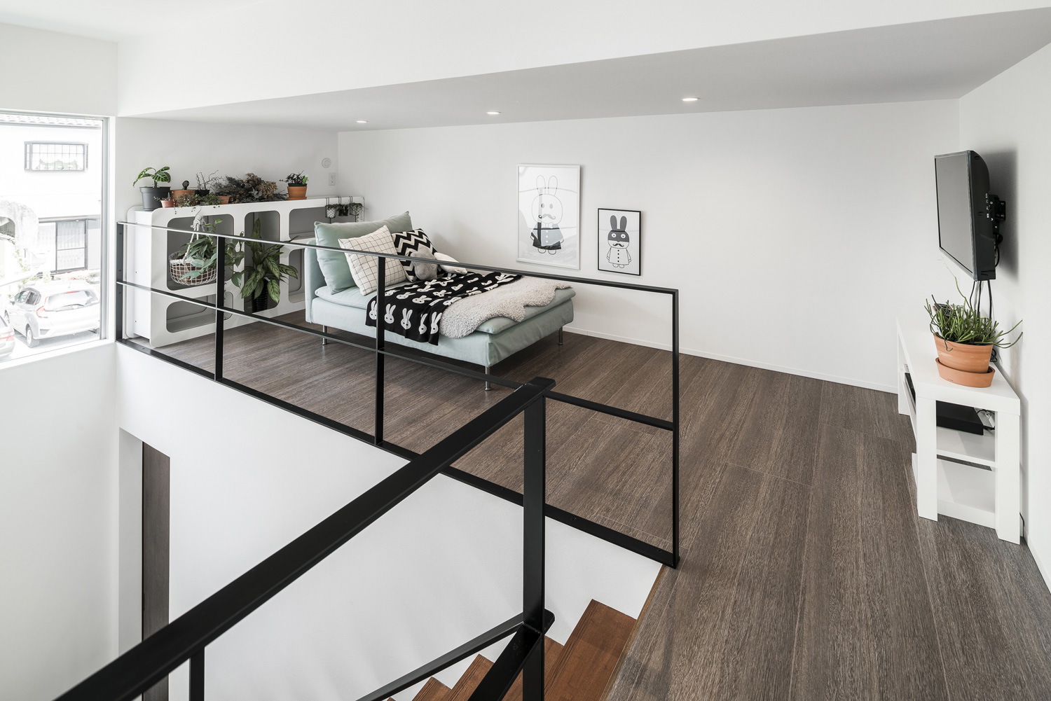 吹き抜けに面した、ベッドやテレビがある空間・デザイン住宅 注文住宅・デザイン住宅建築実例_『CASE589 pinwheel』_階段