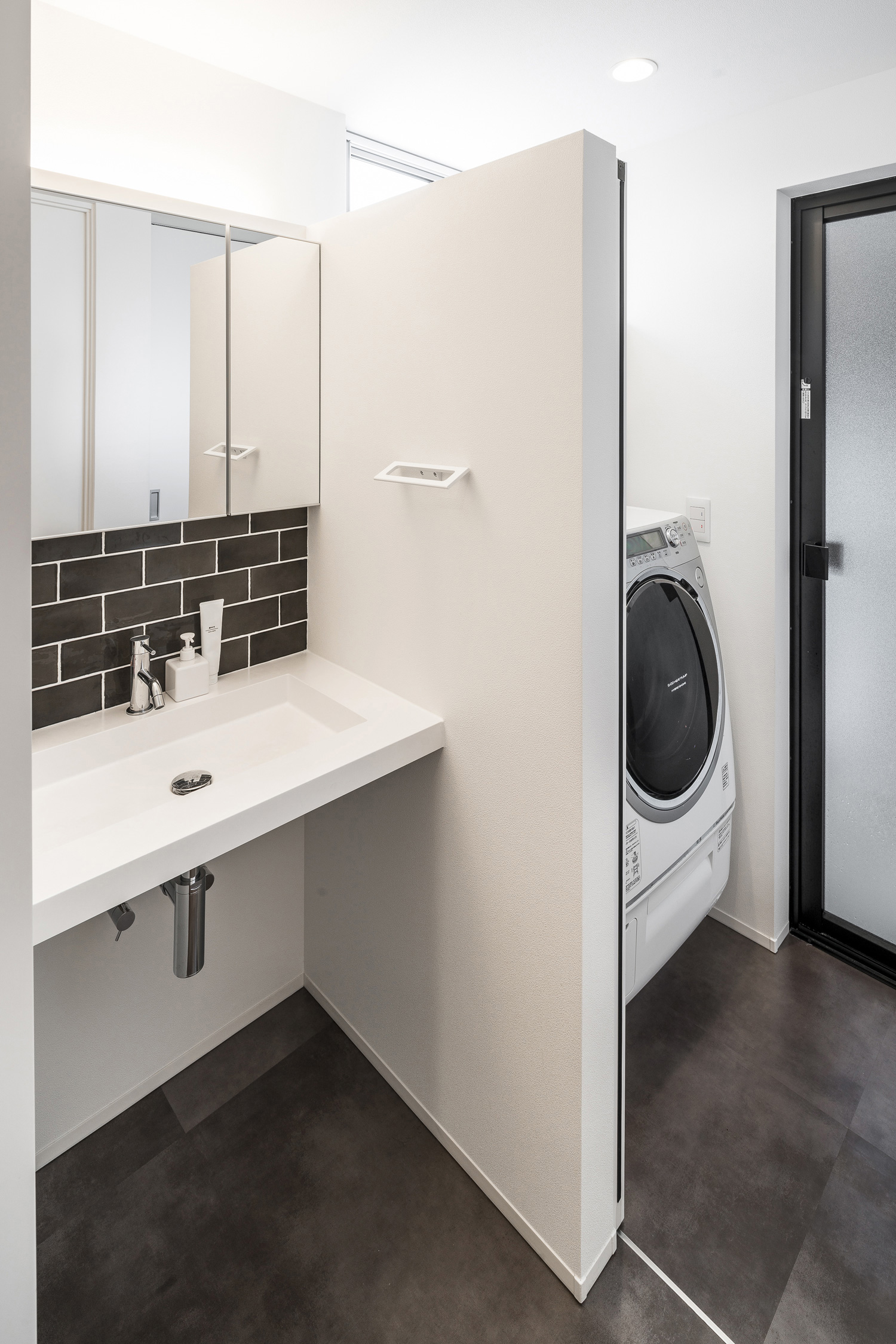 洗面所と脱衣所が引き戸で仕切られるようになった空間・デザイン住宅 注文住宅・デザイン住宅建築実例_『CASE589 pinwheel』_浴室・洗面所