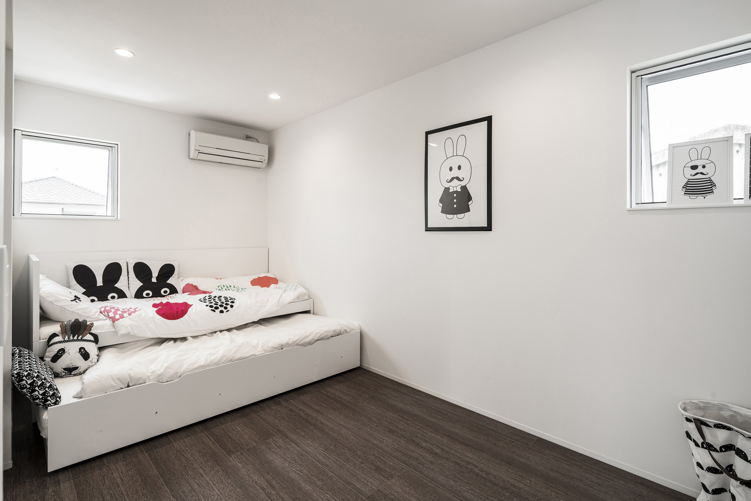 グレーのフローリングでソファーベッドが置かれた寝室・デザイン住宅 注文住宅・デザイン住宅建築実例_『CASE589 pinwheel』_寝室