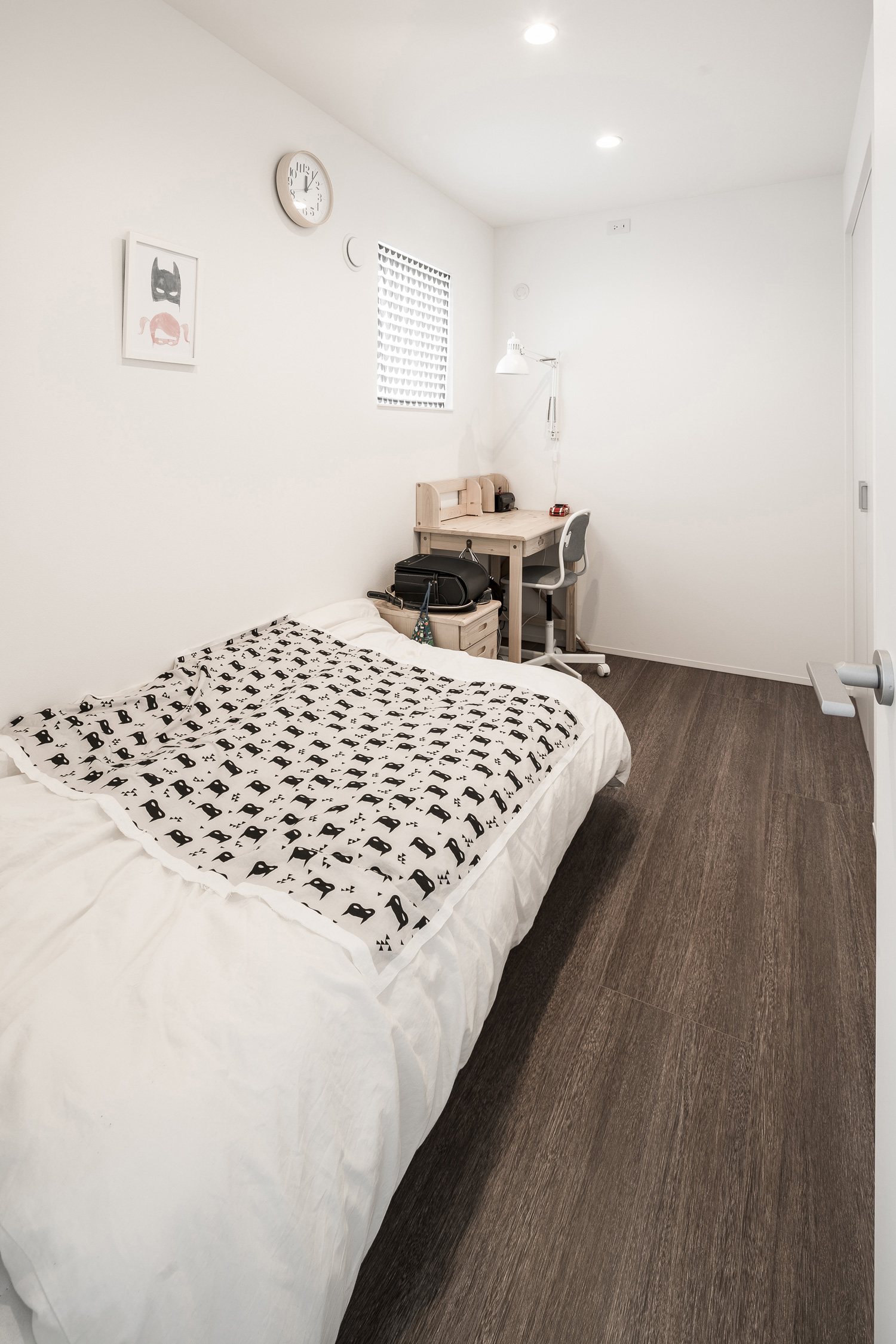 グレーのフローリングでベッドと勉強机が置かれた子供部屋・デザイン住宅 注文住宅・デザイン住宅建築実例_『CASE589 pinwheel』_子供部屋