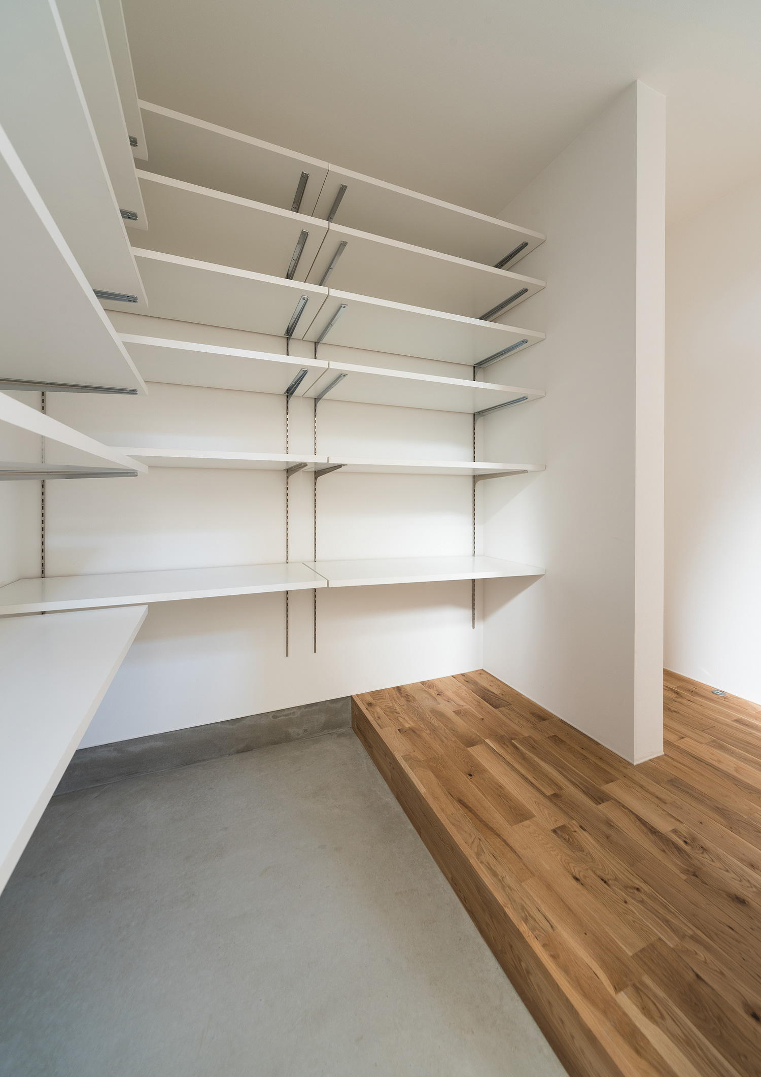 室内にアクセスできるシューズインクローゼット・デザイン住宅 注文住宅・デザイン住宅建築実例_『CASE590 つなぐ家』_玄関