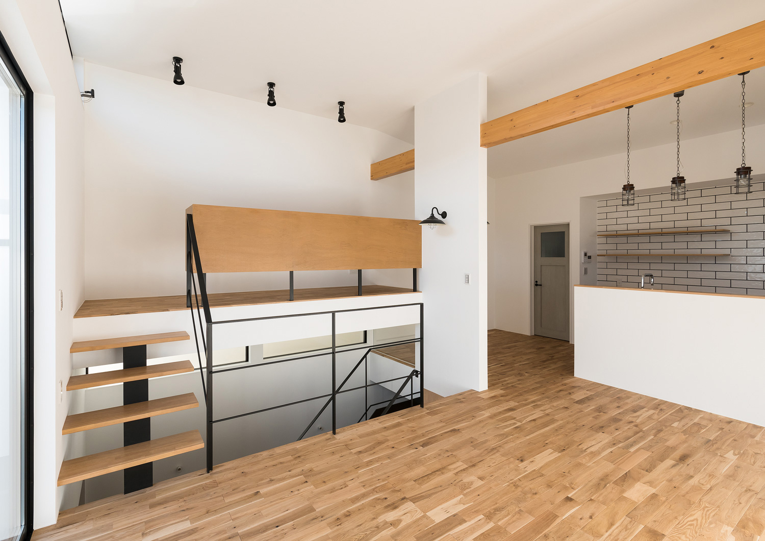 スキップフロアがあるフローリングのLDK・デザイン住宅 注文住宅・デザイン住宅建築実例_『CASE590 つなぐ家』_LDK