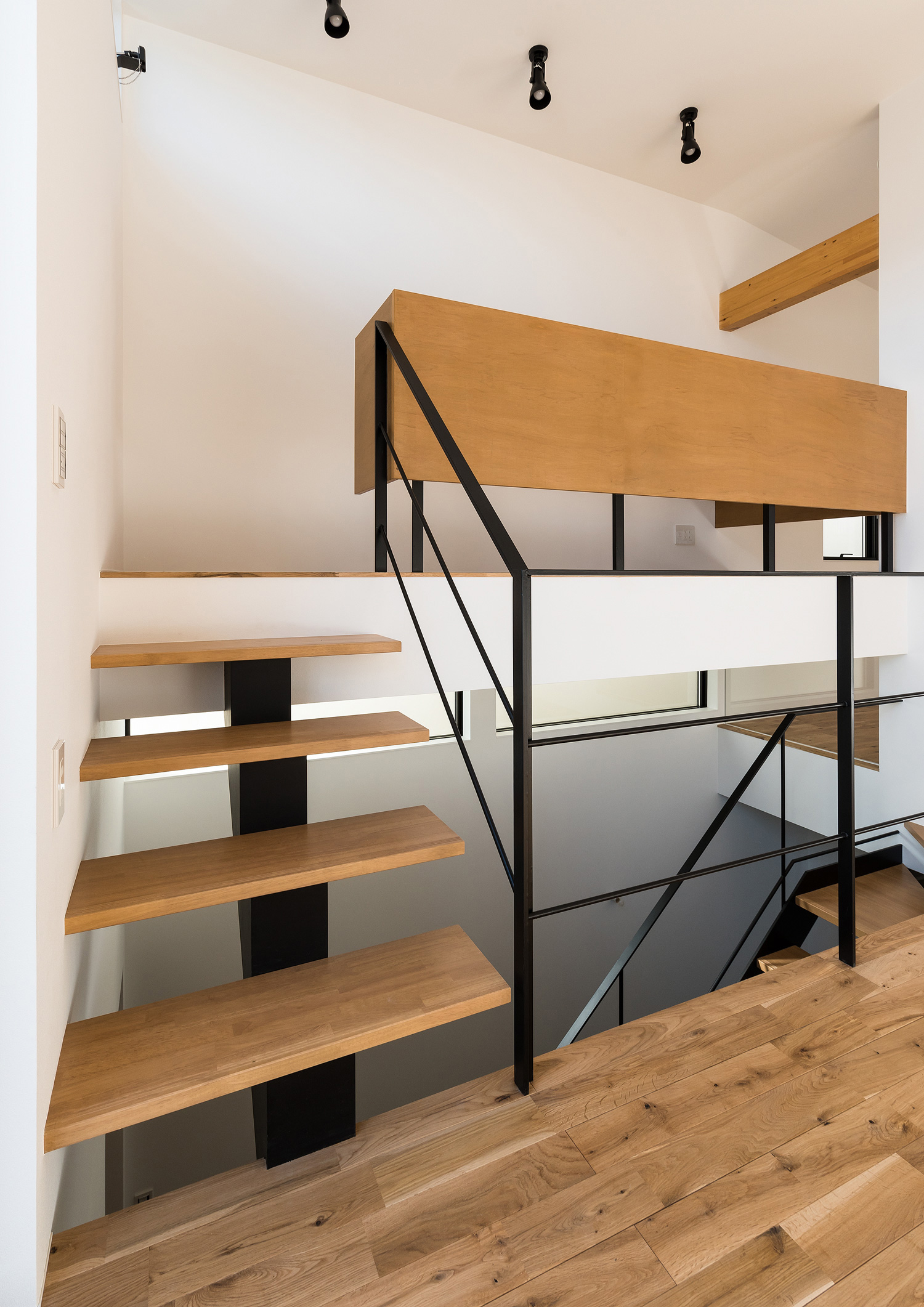 スキップフロアを繋ぐ木製のスケルトン階段・デザイン住宅 注文住宅・デザイン住宅建築実例_『CASE590 つなぐ家』_LDK