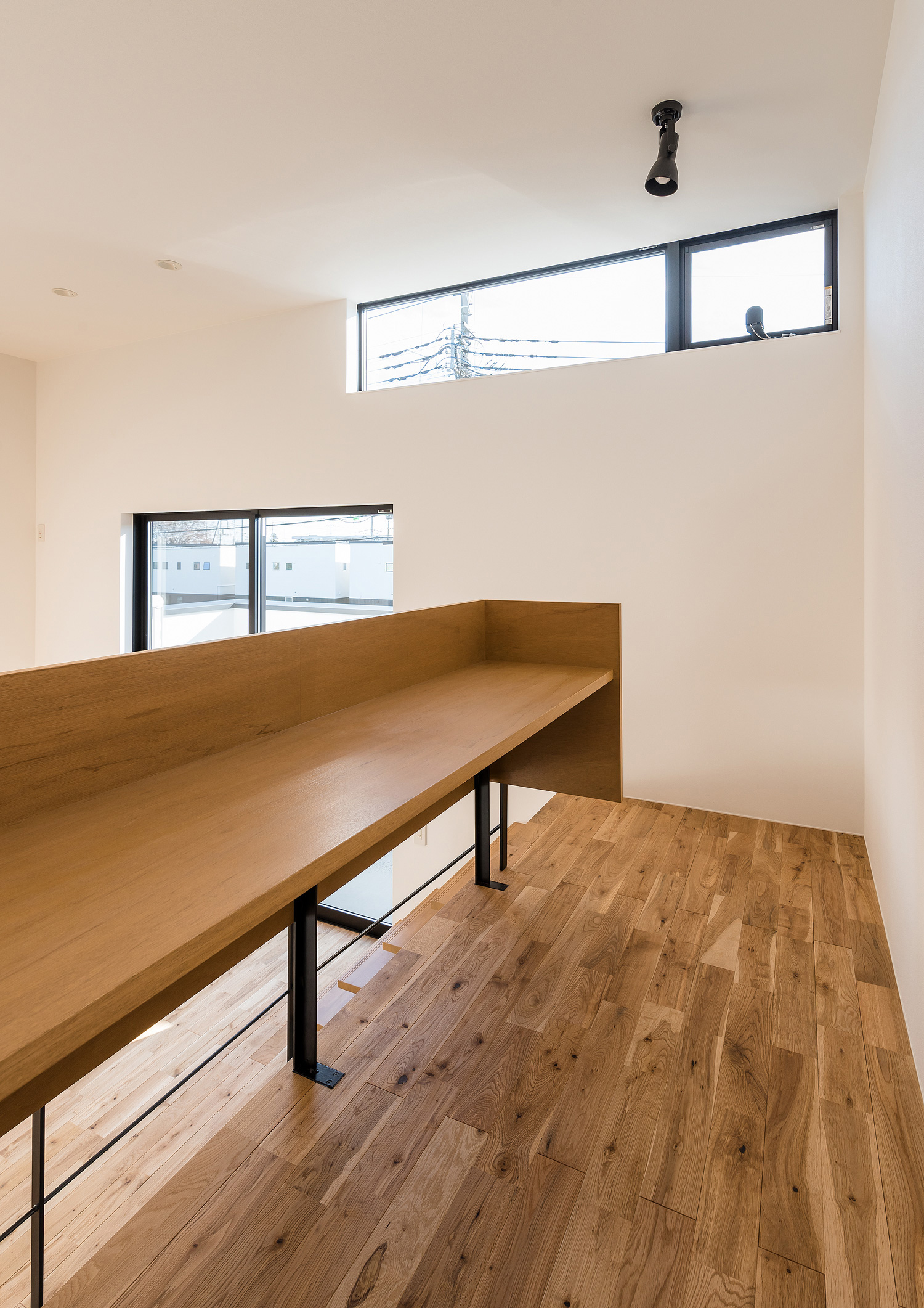 LDKに面したワークスペースがあるスキップフロア・デザイン住宅 注文住宅・デザイン住宅建築実例_『CASE590 つなぐ家』_書斎