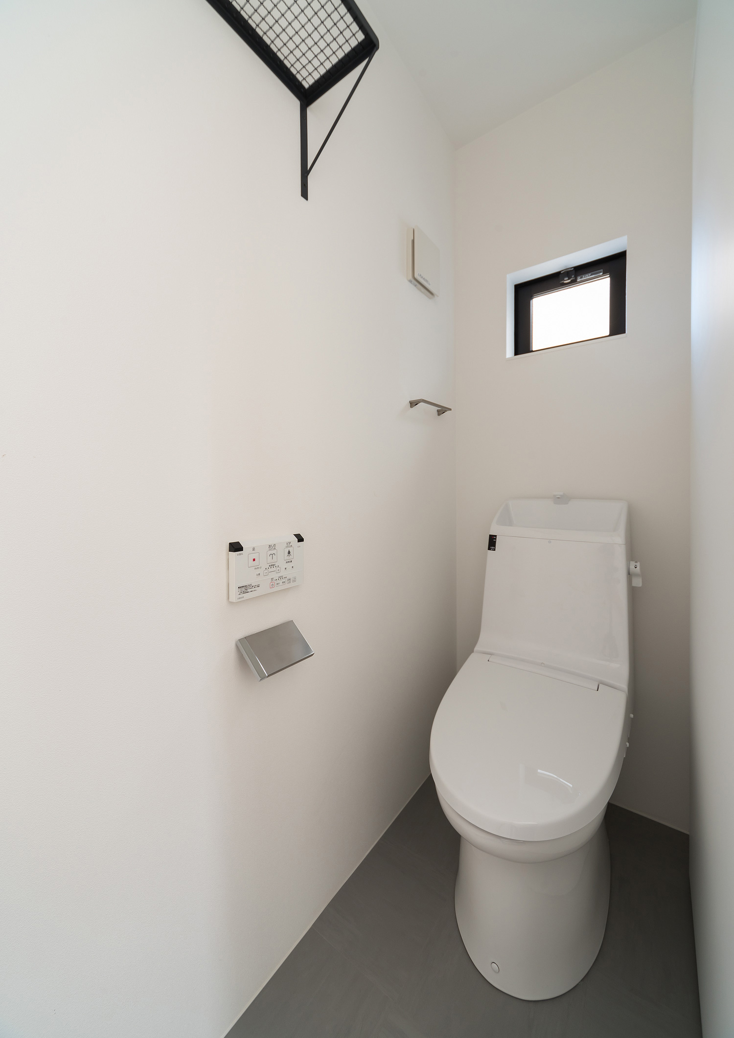 小窓付きのタンク付きトイレ・デザイン住宅 注文住宅・デザイン住宅建築実例_『CASE590 つなぐ家』_トイレ