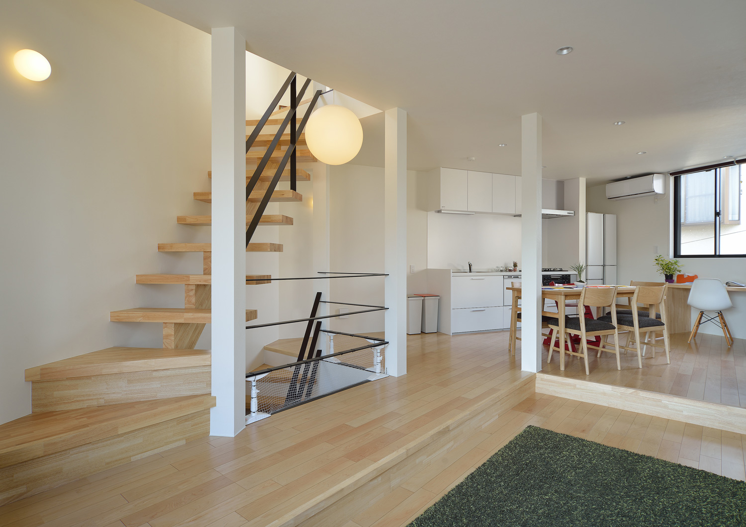 ダウンリビングになった木のスケルトン階段があるLDK・デザイン住宅 注文住宅・デザイン住宅建築実例_『CASE592 五角形の家』_LDK