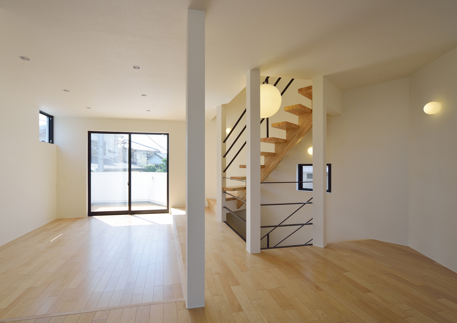 バルコニーに面した窓があるダウンリビングのLDK・デザイン住宅 注文住宅・デザイン住宅建築実例_『CASE592 五角形の家』_LDK