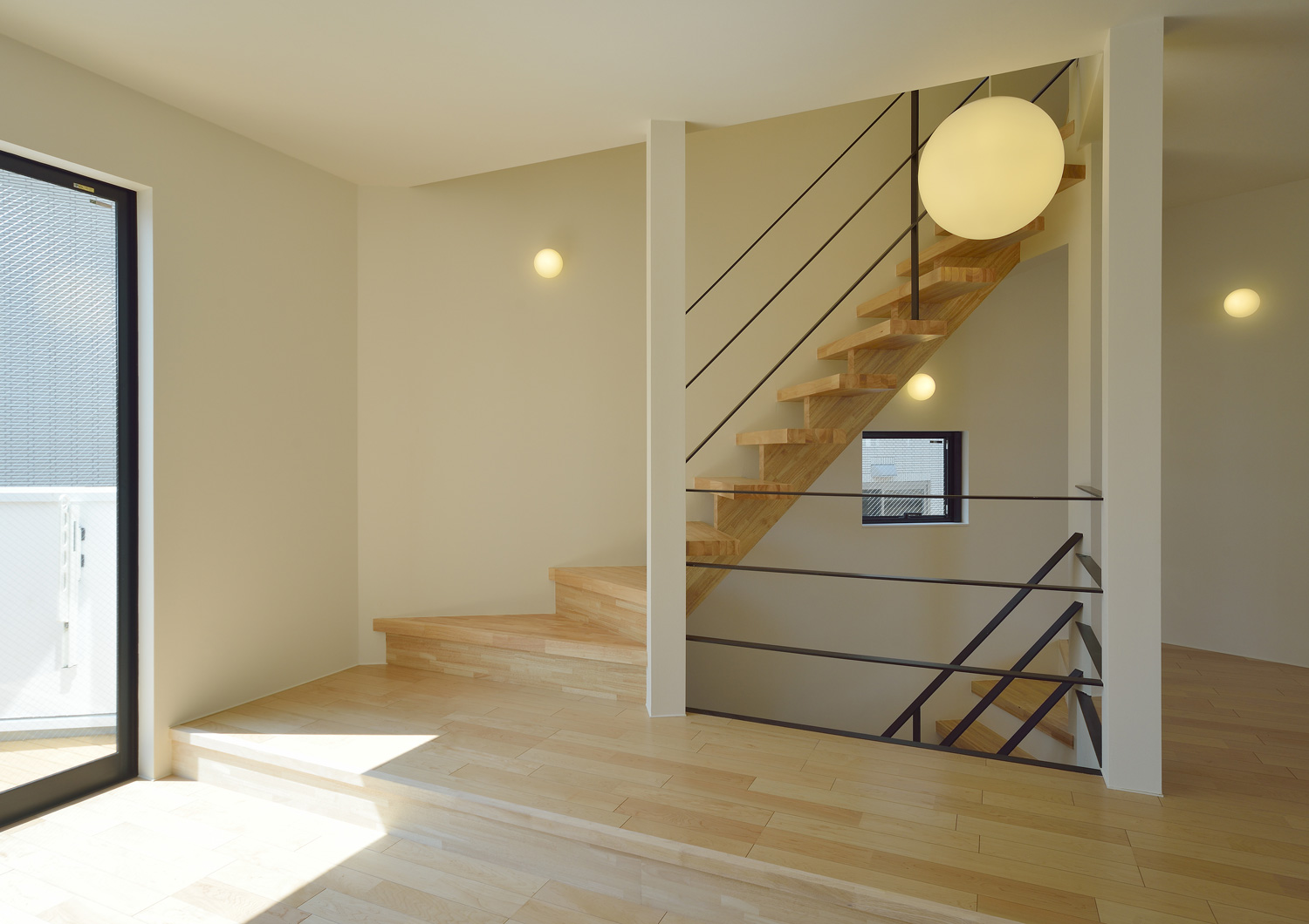 フローリングと同じ木のスケルトン階段があるLDK・デザイン住宅 注文住宅・デザイン住宅建築実例_『CASE592 五角形の家』_LDK