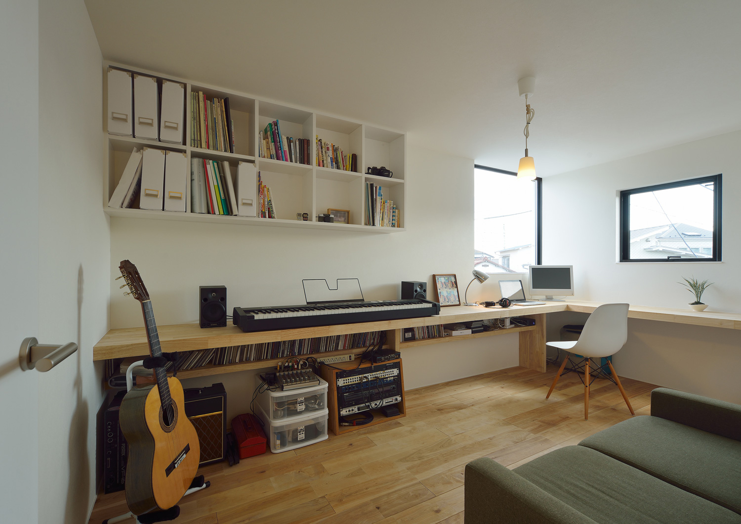 壁付けの収納ボックスやデスクがある、ギターやピアノを置いた書斎・デザイン住宅 注文住宅・デザイン住宅建築実例_『CASE592 五角形の家』_書斎