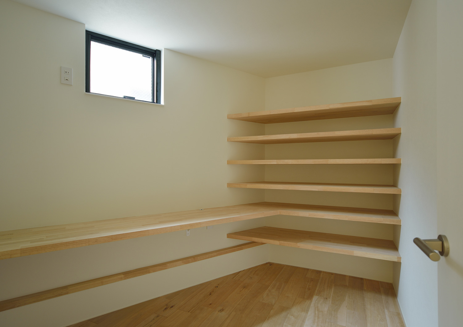 木製の壁付け棚がある小さな窓付きの書斎・デザイン住宅 注文住宅・デザイン住宅建築実例_『CASE592 五角形の家』_書斎