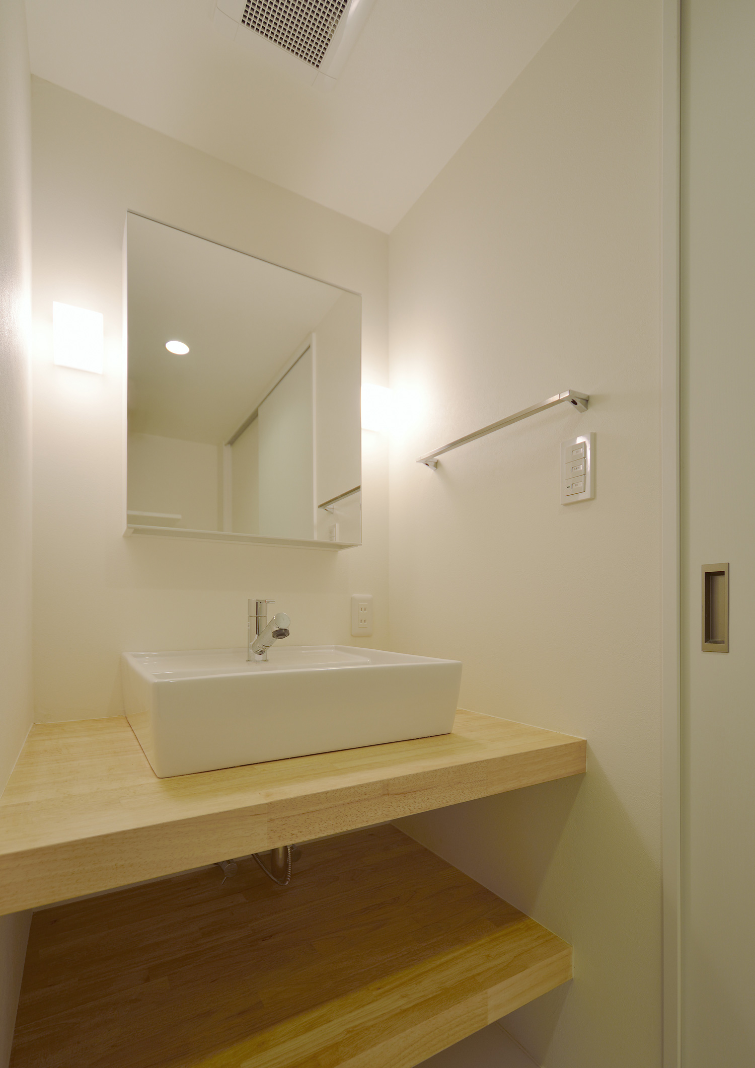 木製の洗面台と鏡がある白い壁の洗面所・デザイン住宅 注文住宅・デザイン住宅建築実例_『CASE592 五角形の家』_浴室・洗面所
