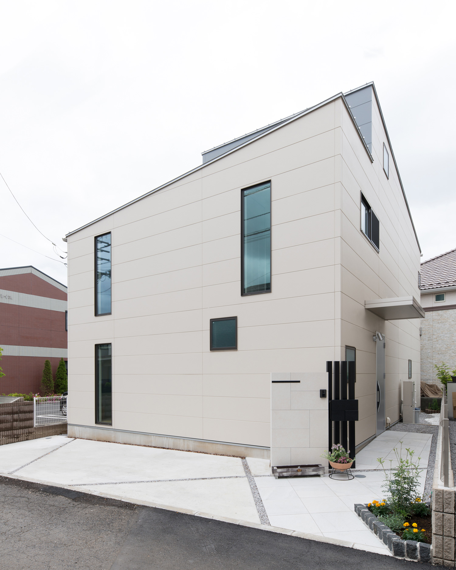 縦長のスリット窓がある白い外壁の家・デザイン住宅 注文住宅・デザイン住宅建築実例_『CASE595 あかりを織る家』_外観