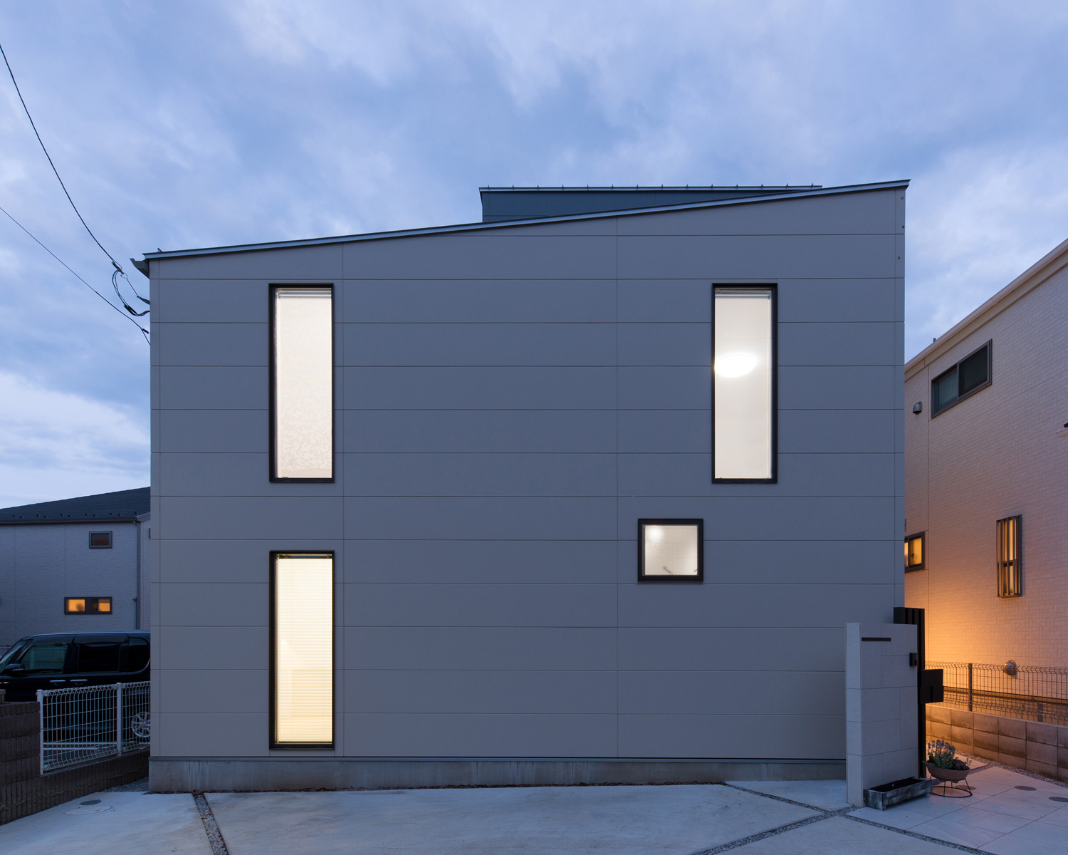 縦長のスリット窓から室内の光が漏れる家・デザイン住宅 注文住宅・デザイン住宅建築実例_『CASE595 あかりを織る家』_外観