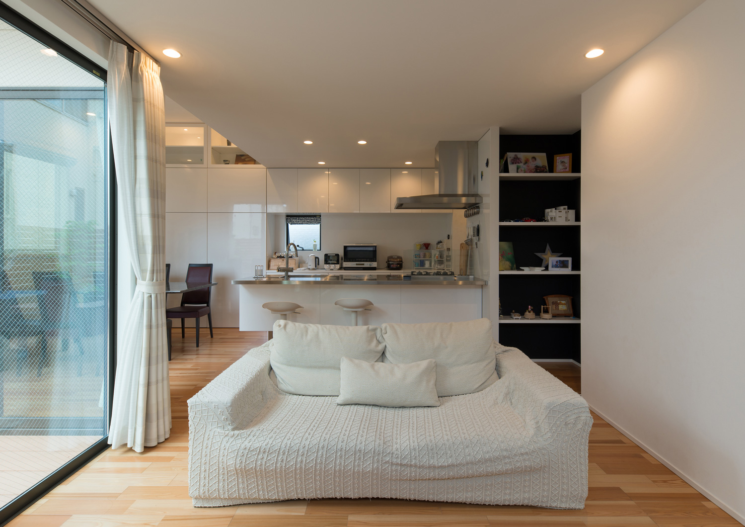 白いソファーとカウンターキッチンがあるLDK・デザイン住宅 注文住宅・デザイン住宅建築実例_『CASE595 あかりを織る家』_LDK