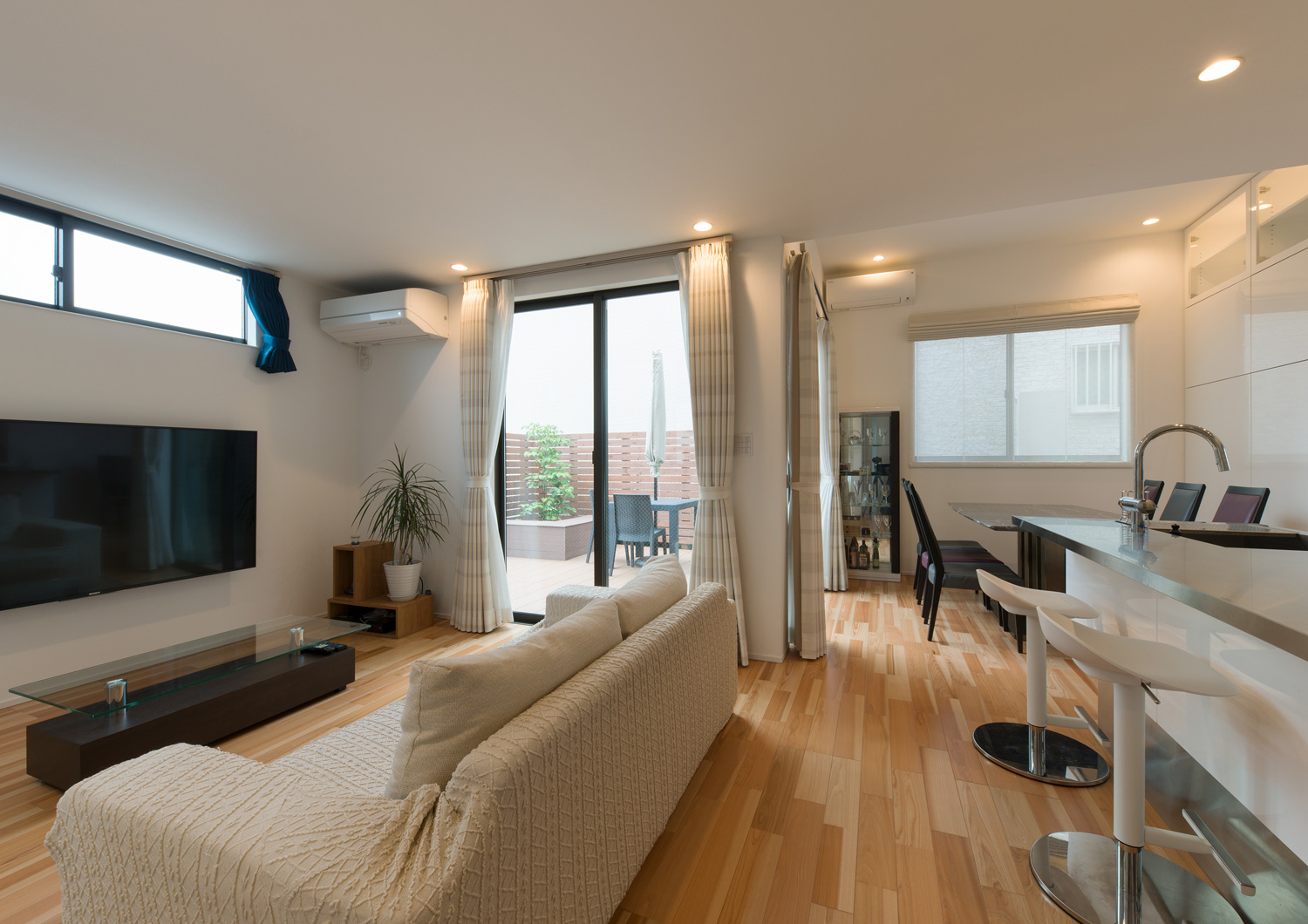 カウンターキッチンのあるテラスに面したLDK・デザイン住宅 注文住宅・デザイン住宅建築実例_『CASE595 あかりを織る家』_LDK