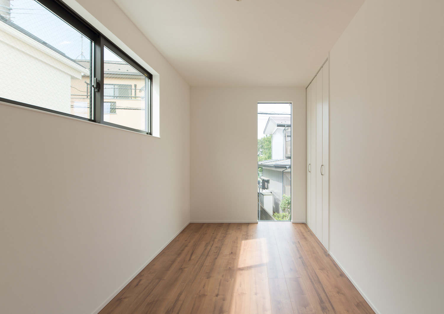 スリット窓があるフローリングの子供部屋・デザイン住宅 注文住宅・デザイン住宅建築実例_『CASE595 あかりを織る家』_子供部屋