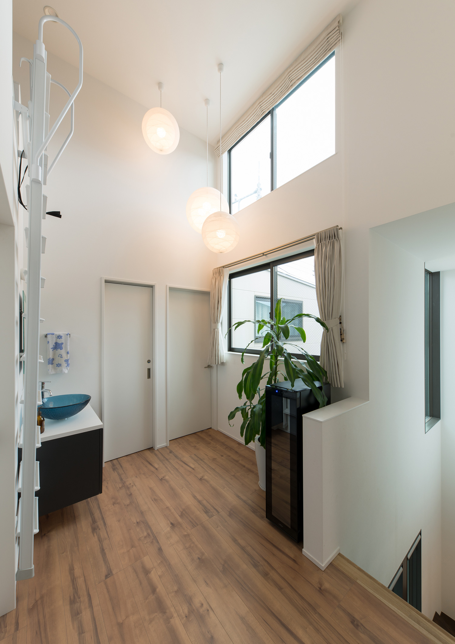 吹き抜けになった廊下・デザイン住宅 注文住宅・デザイン住宅建築実例_『CASE595 あかりを織る家』_フリースペース